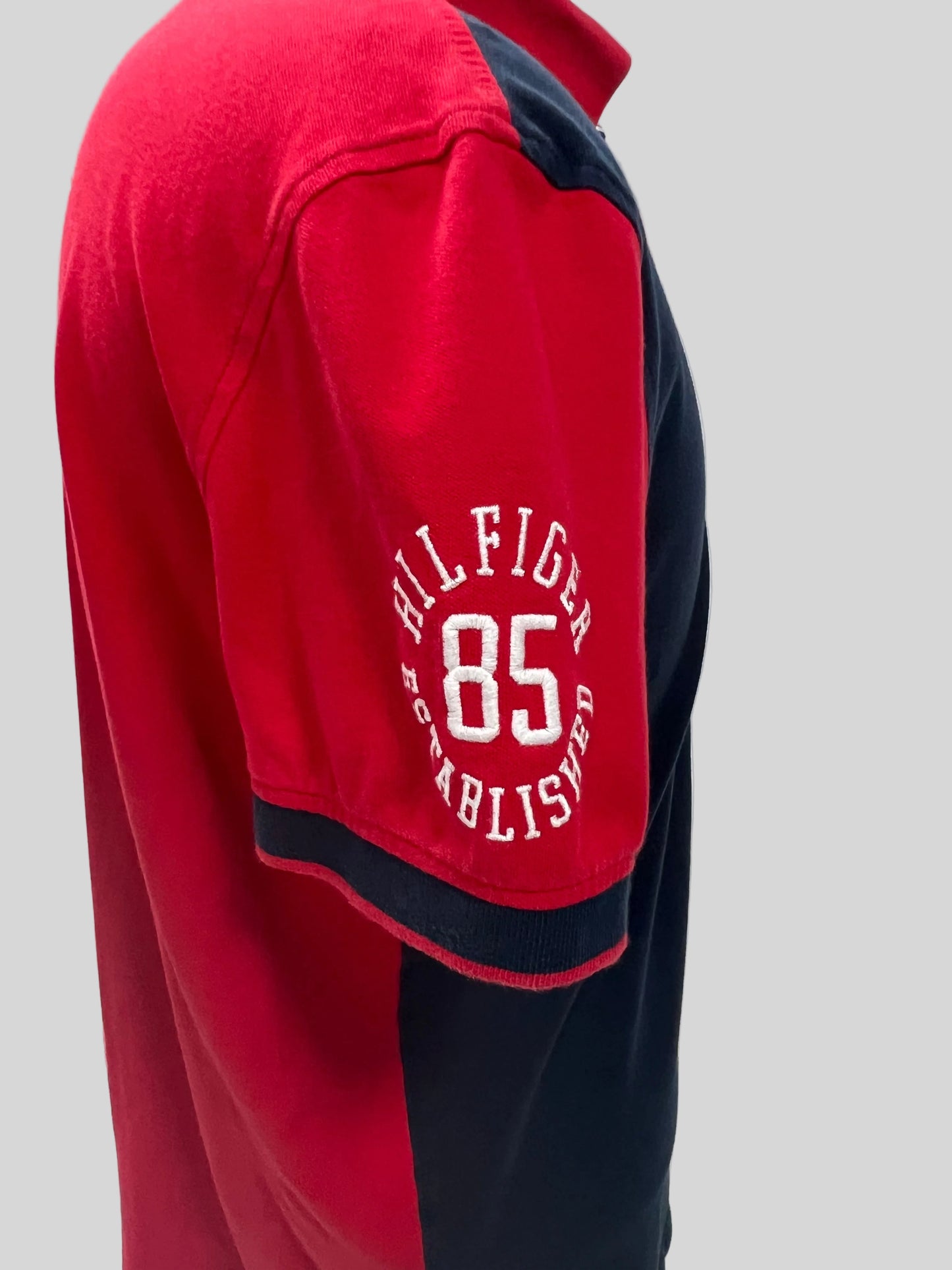 Camiseta Polo Tommy Hilfiger 🇺🇸 color azul navy y mangas y cuello en rojo Talla L Entalle Regular (ver descripción)