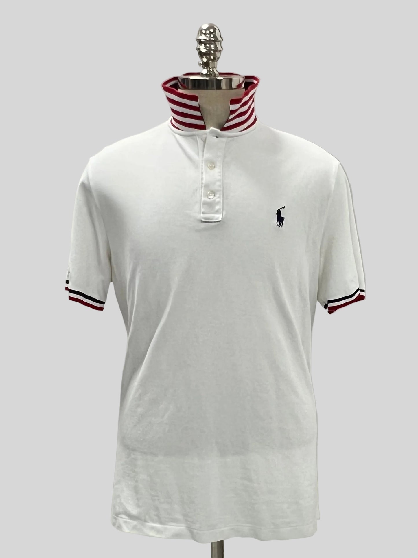 Camiseta Polo Ralph Lauren 🏇🏼 color blanco con diseño en azul y rojo Talla L Entalle Clásico