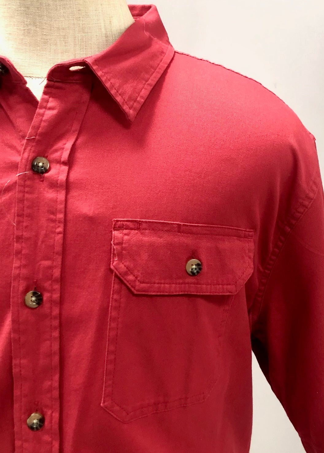 Camisa Wrangler 🐎 Con diseño cargo en color rojo oscuro Talla XL Entalle Regular
