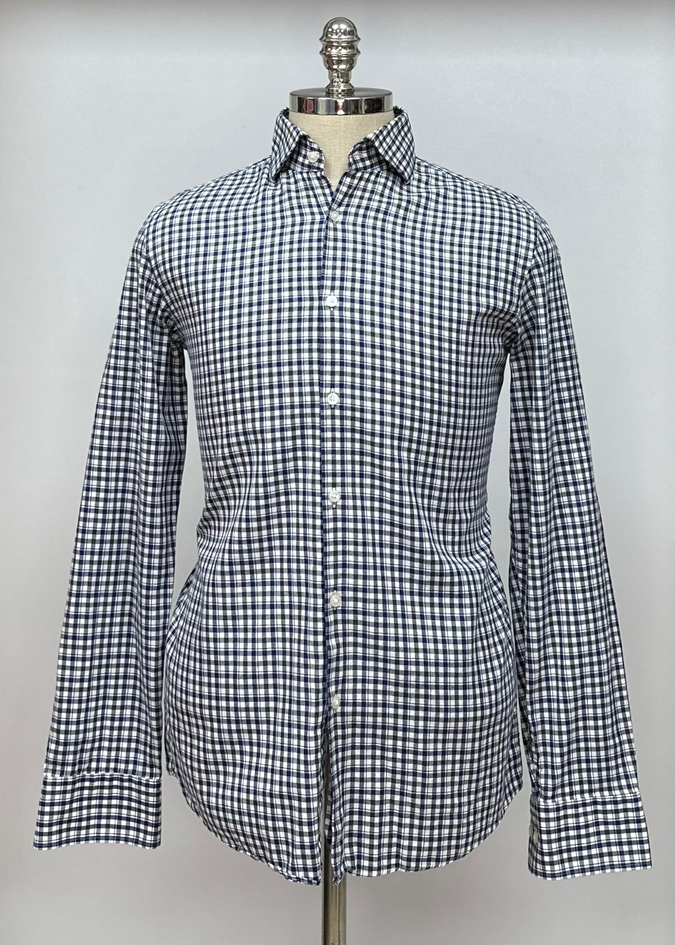 Camisa de botones Hugo Boss 🇩🇪 color blanco con patrón de cuadros azul y negro Talla M Entalle Slim Fit