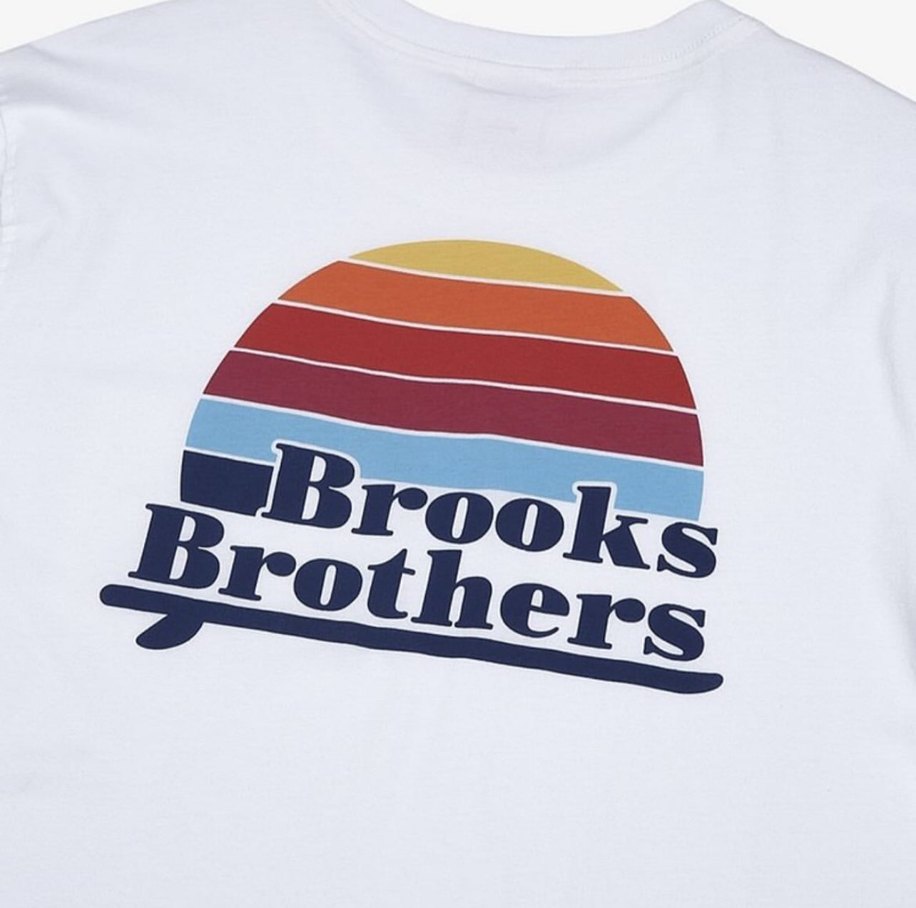 Camiseta cuello redondo Brooks Brothers 🐑 color blanco y logo en azul navy Talla L