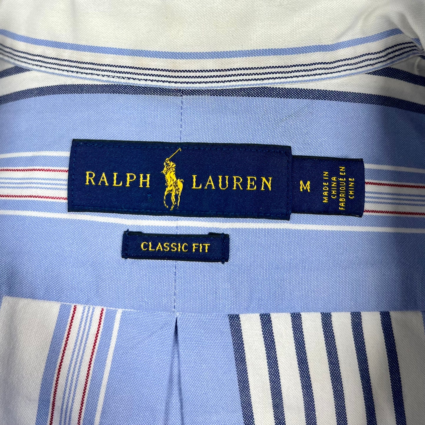 Camisa Polo Ralph Lauren 🏇🏼 color Blanco con patron de rayas en celeste, azul y rojo Talla M Entalle Clásico (ver descripción)