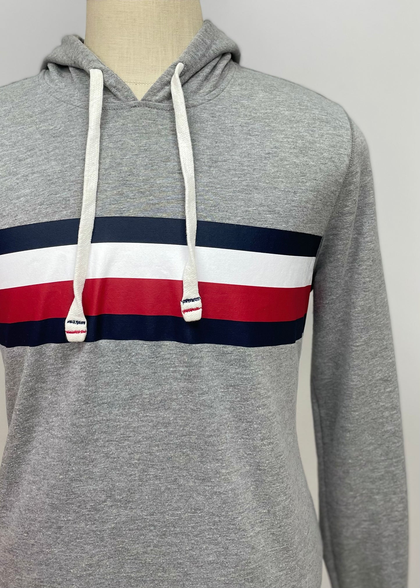 Sueter Jersey con capucha Tommy Hilfiger 🇺🇸 color gris claro y logo de bandera Talla M