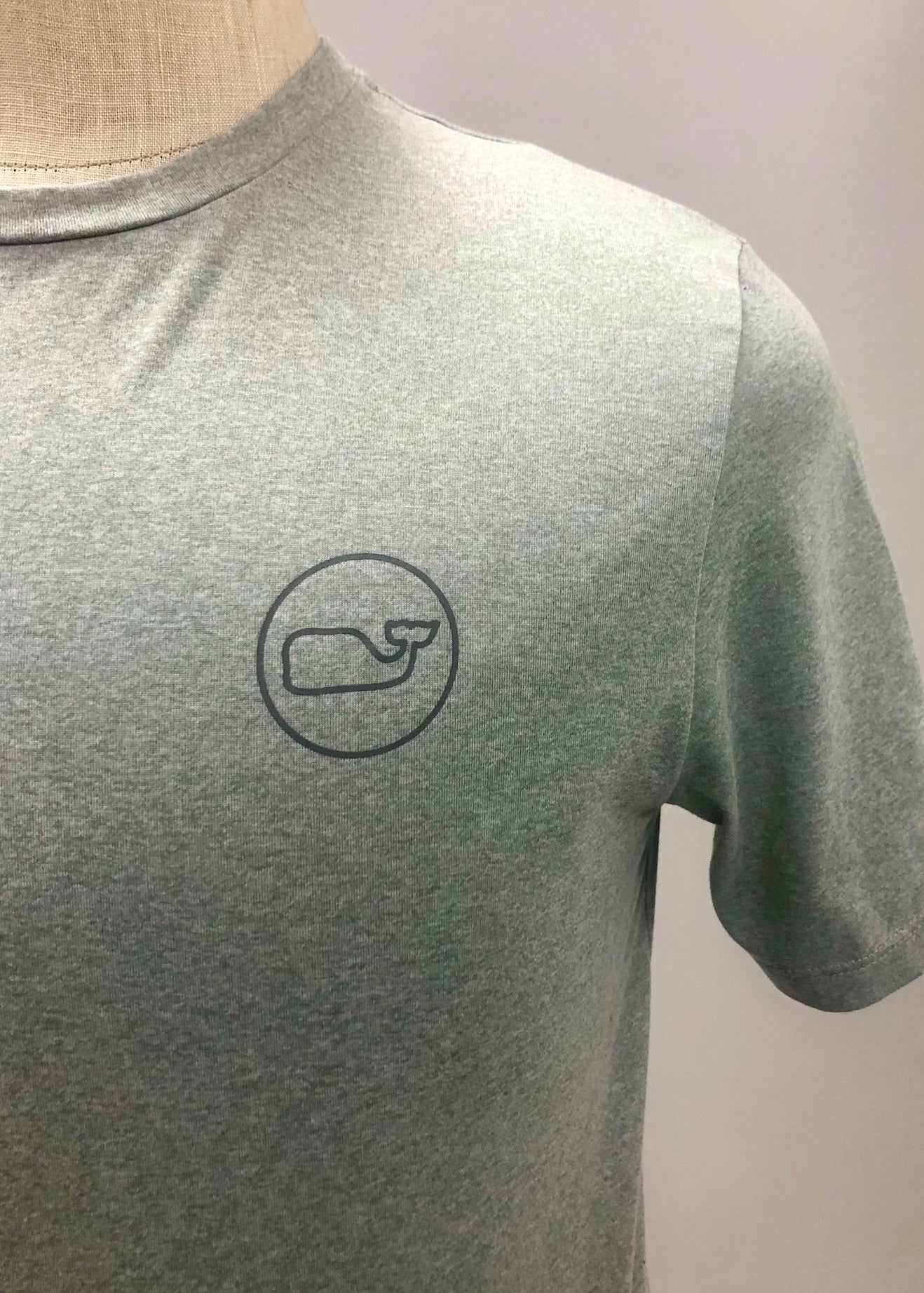 Camiseta cuello redondo Vineyard Vines 🐳 Performance color gris claro con Diseño de ballena Talla S
