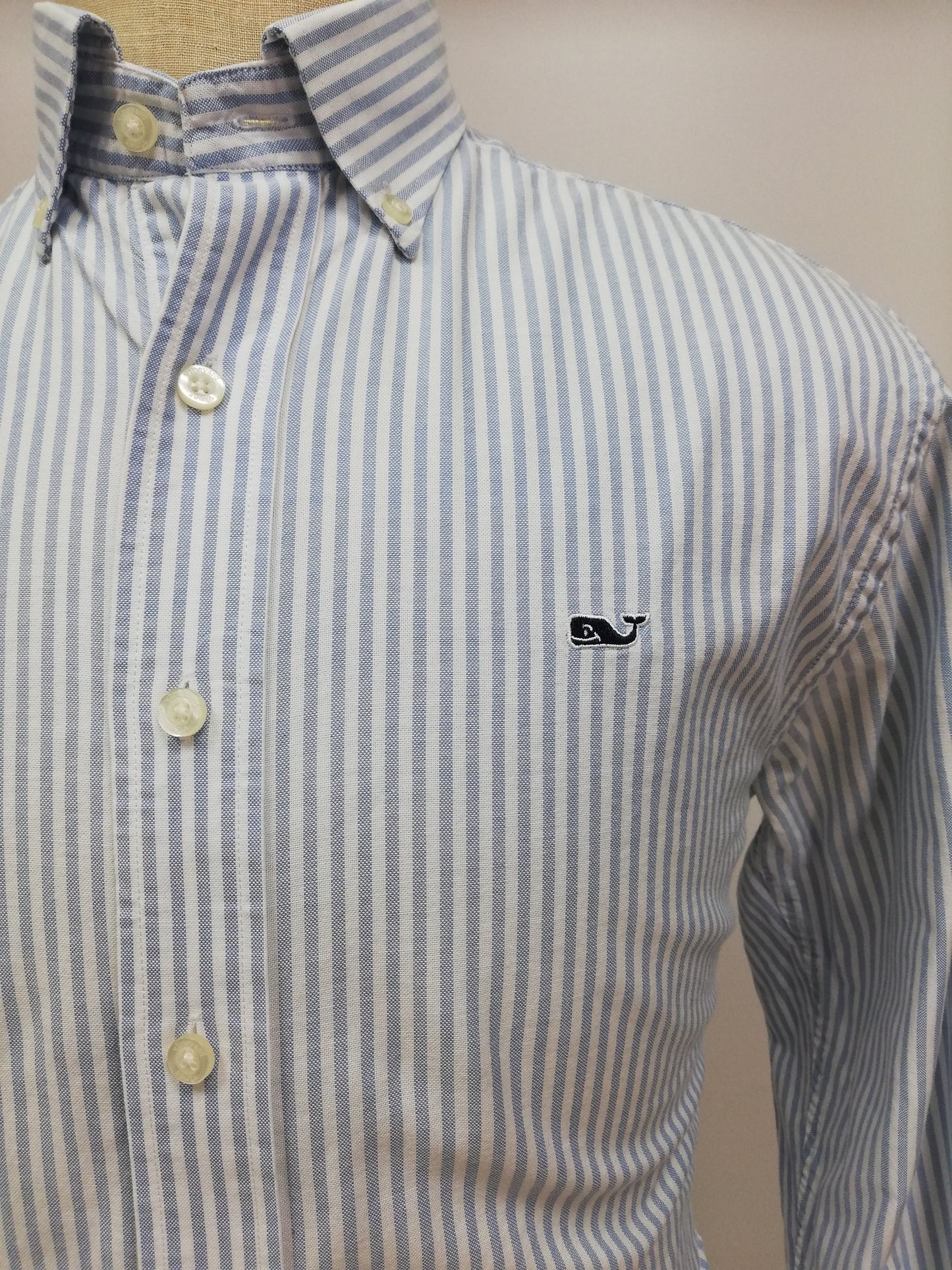 Camisa de botones Vineyard Vines 🐳 Oxford de rayas en color celeste y blanco Talla S Entalle Regular (ver descripción)