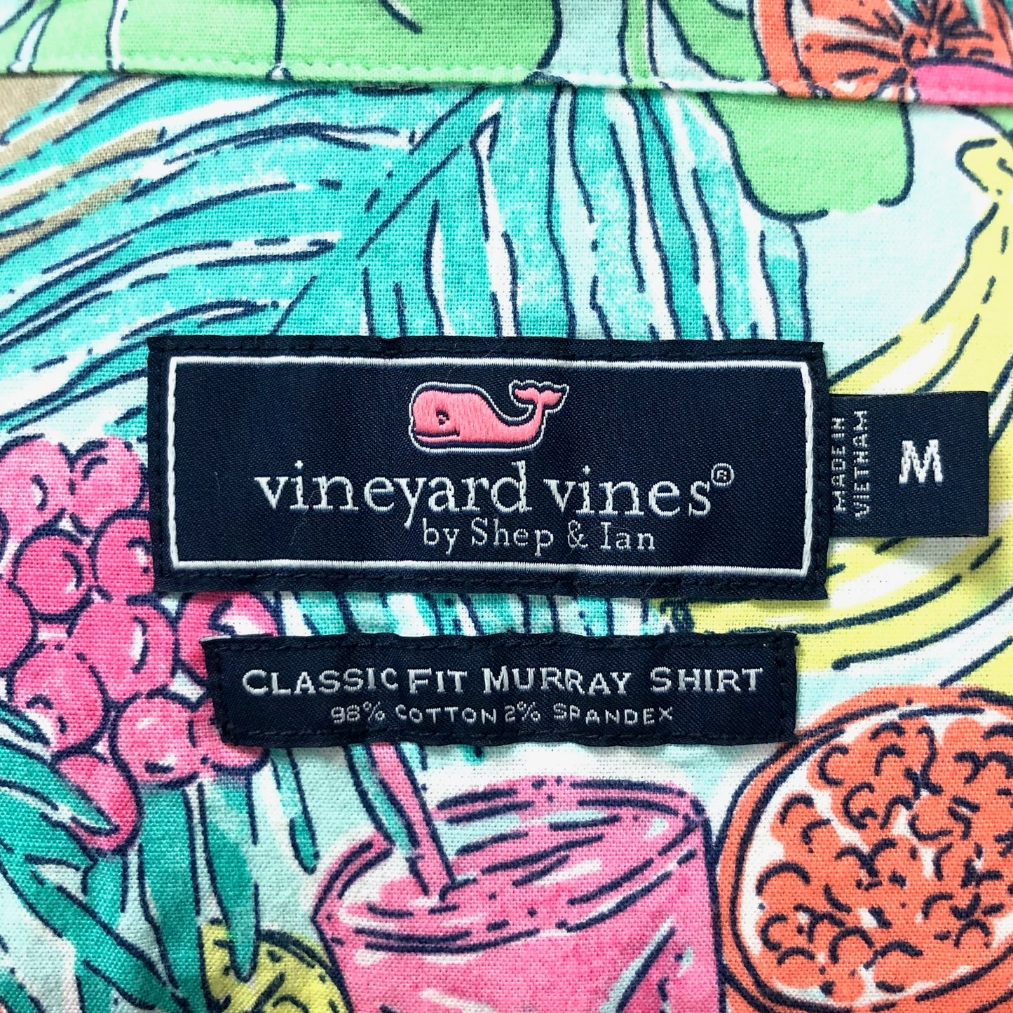 Camisa de botones Vineyard Vines 🐳 color celeste con diseño de frutas en color verde, amarillo y rosado Talla M Entalle Clásico