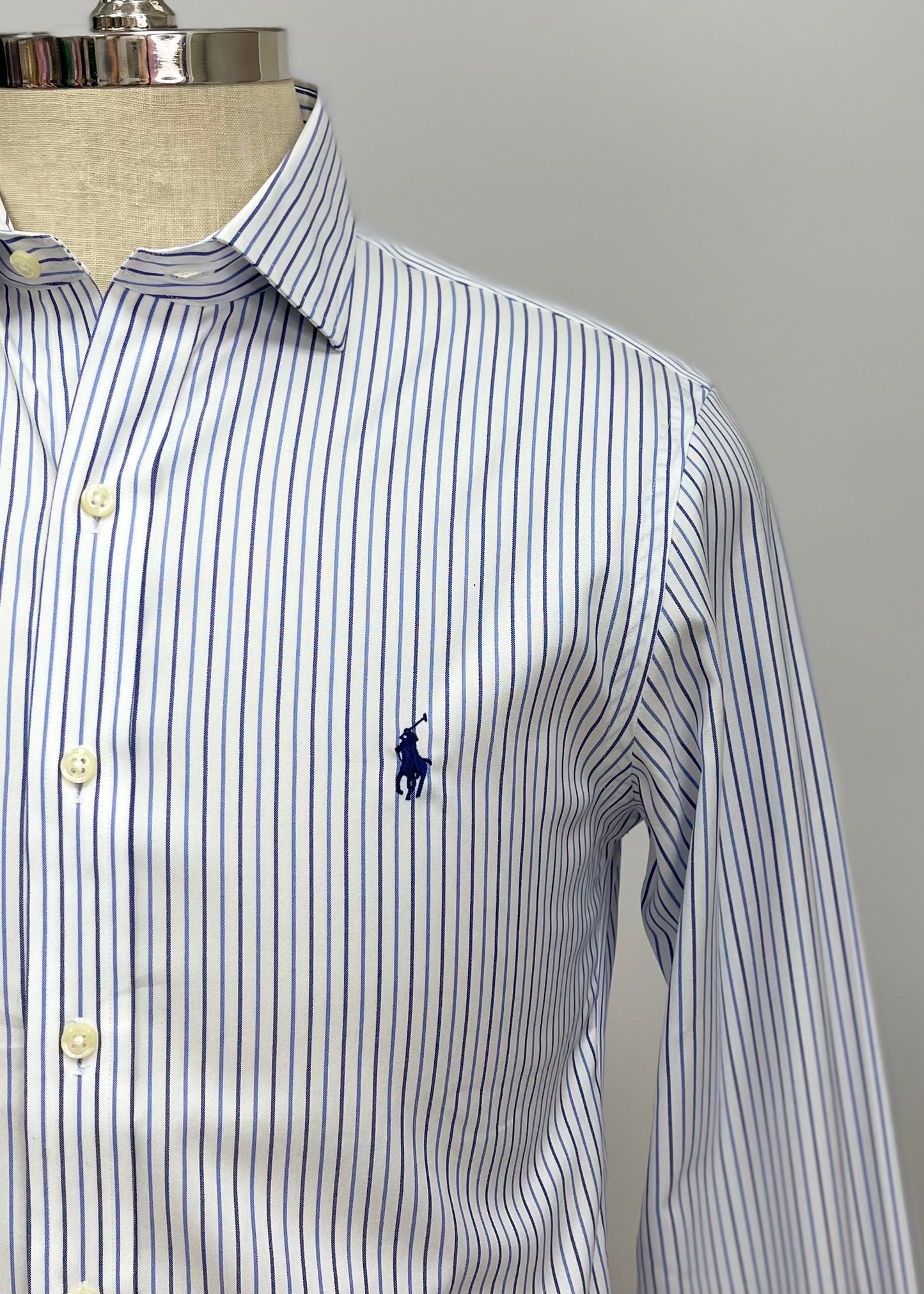 Camisa de botones Polo Ralph Lauren 🏇🏼 color blanco con rayas en color azul Talla M Entalle Slim Fit