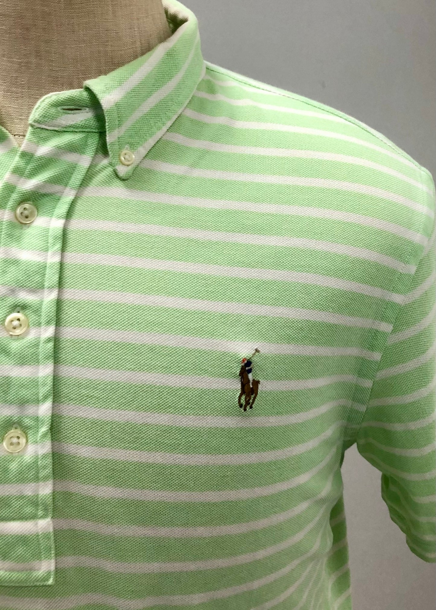 Camiseta Polo Ralph Lauren 🏇🏼 (Knit Oxford) color blanco con patrón de rayas en verde claro Talla L Entalle Regular