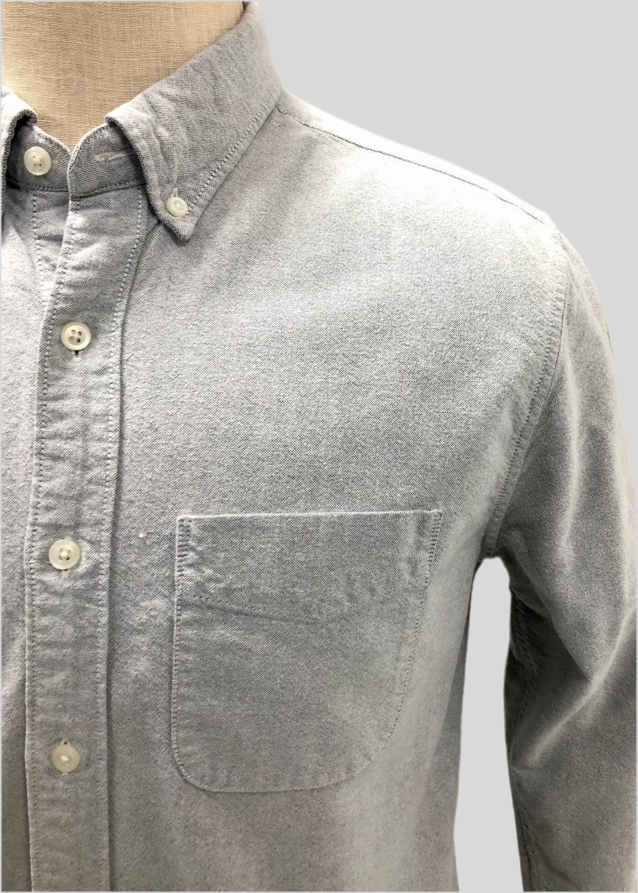 Camisa de botones American Eagle 🦅 Oxford color gris claro Talla M Entalle Clásico