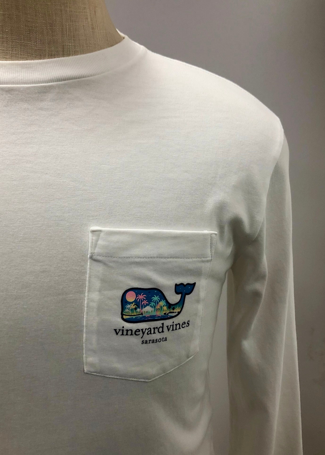 Camiseta cuello redondo Vineyard Vines 🐳 color blanco con logo de Sarasota Talla S