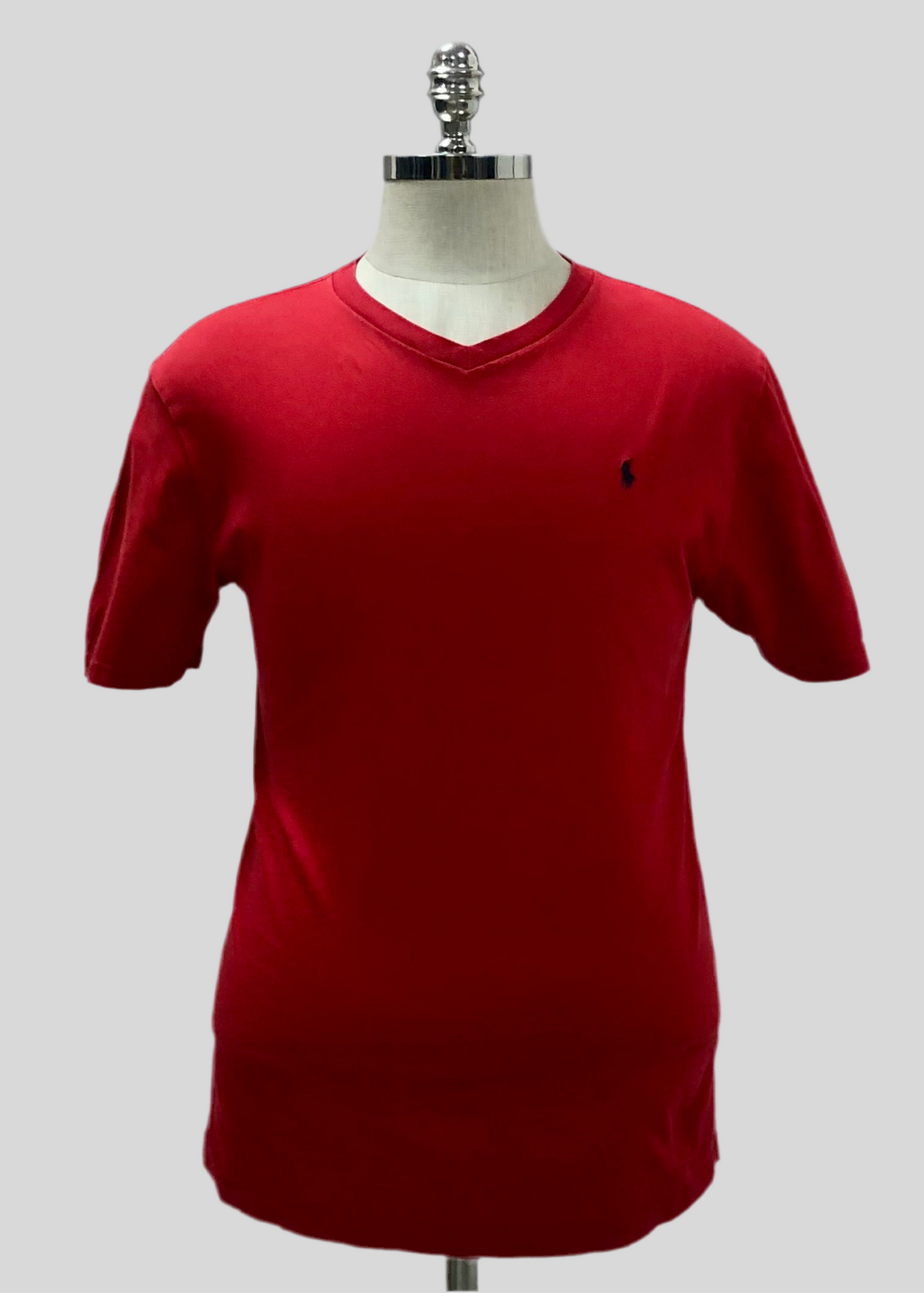 Camiseta cuello V de niño Ralph Lauren 🏇🏼  color rojo y logo en color azul navy Talla XL (18-20) Entalle Regular (ver descripción)