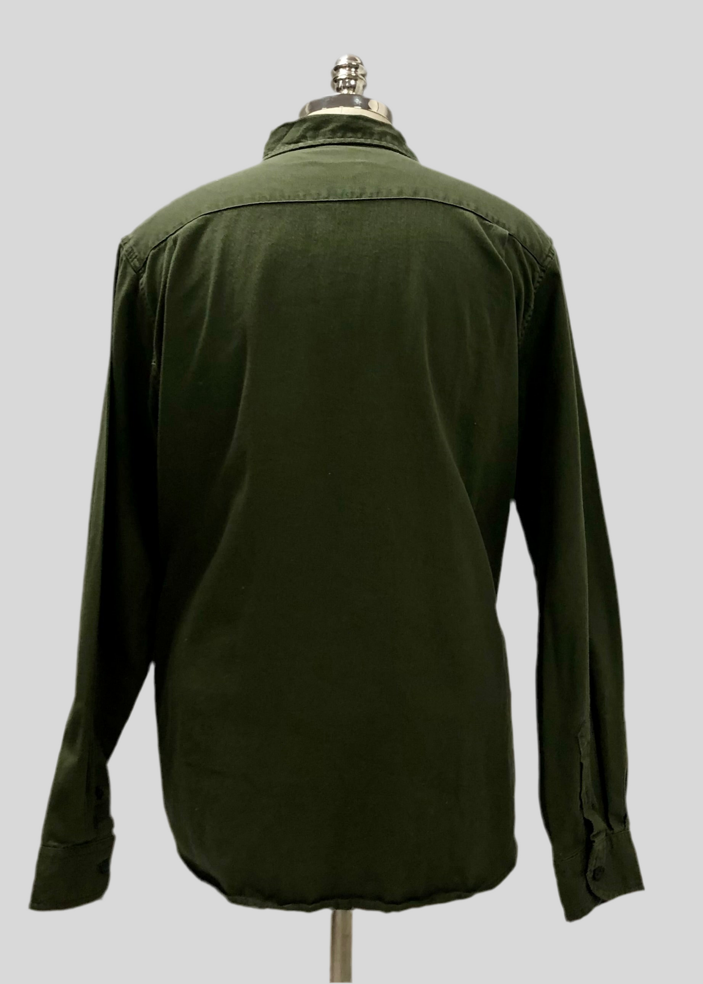 Camisa Wrangler 🐎 Con diseño cargo en color verde oliva Talla L Entalle Regular