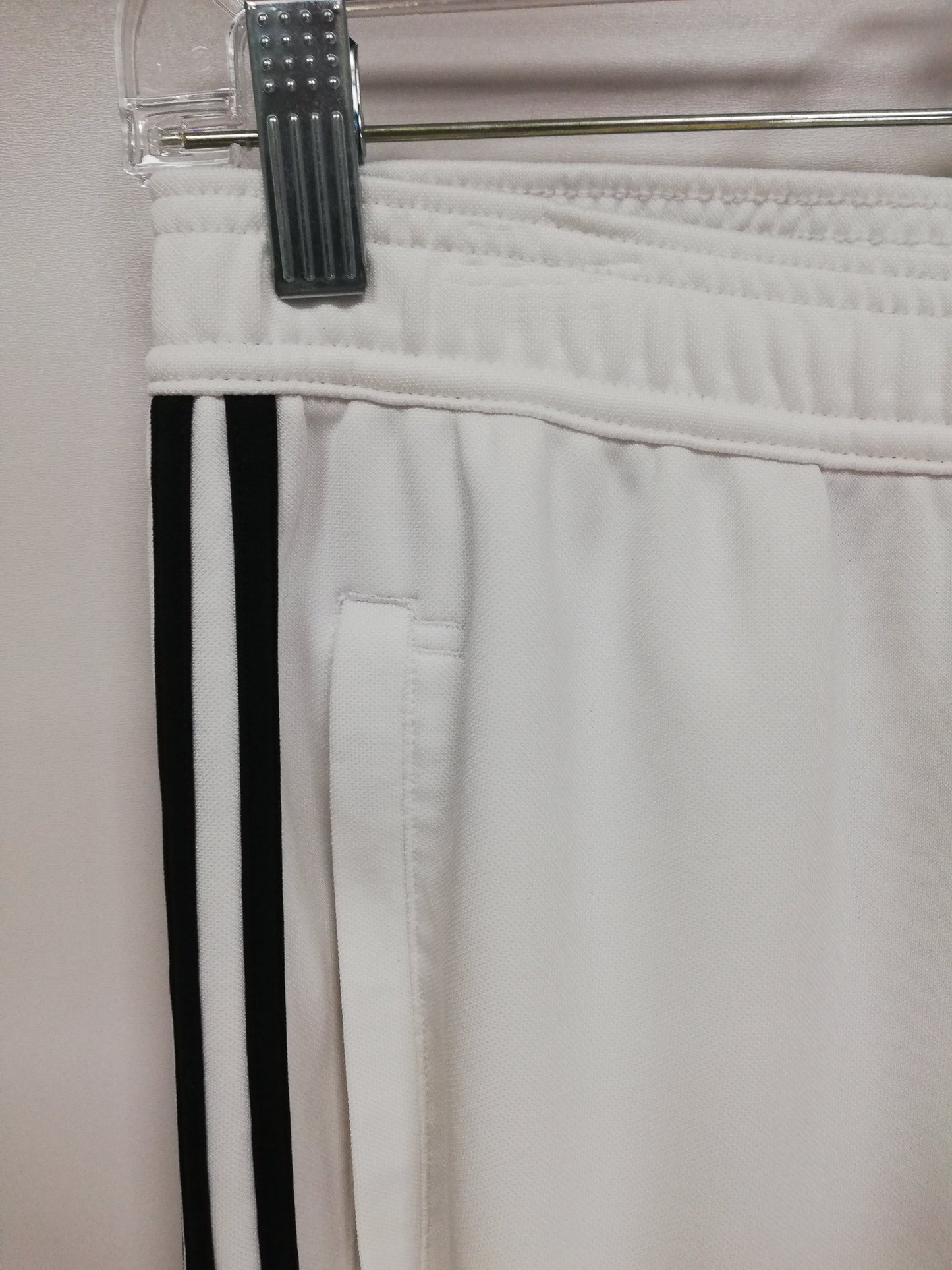 Pantalon Jogger marca Adidas 🏃🏻‍♂️ en color blanco con lineas laterales en negro Talla S