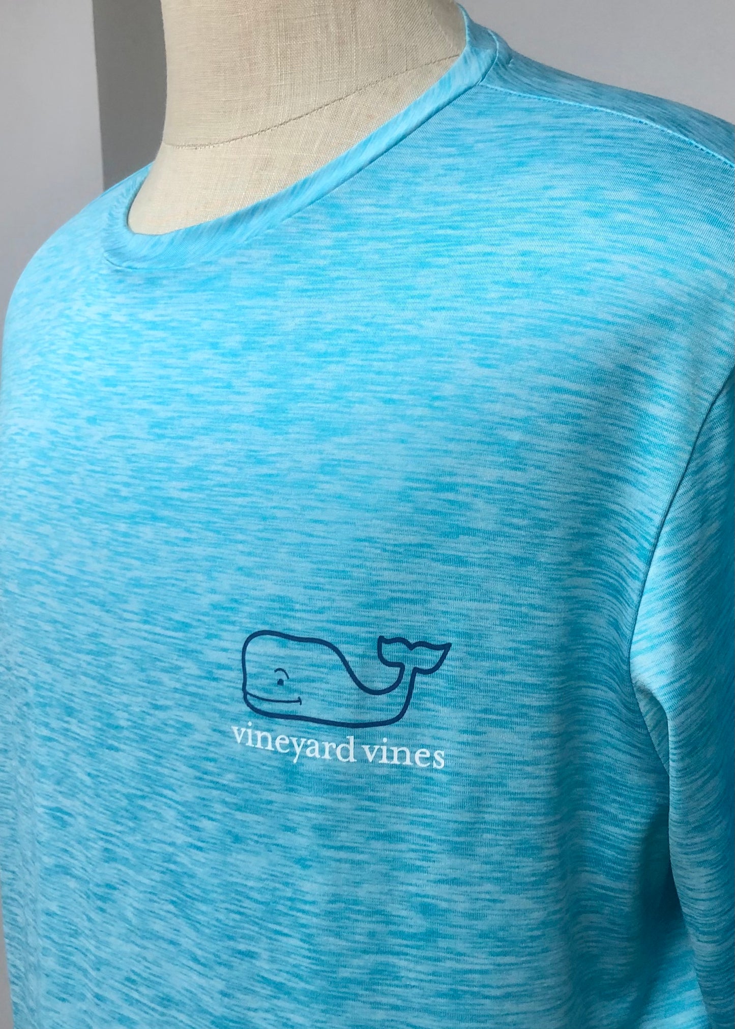 Camiseta cuello redondo Vineyard Vines 🐳 color turquesa con Diseño de ballena en azul navy Talla Large