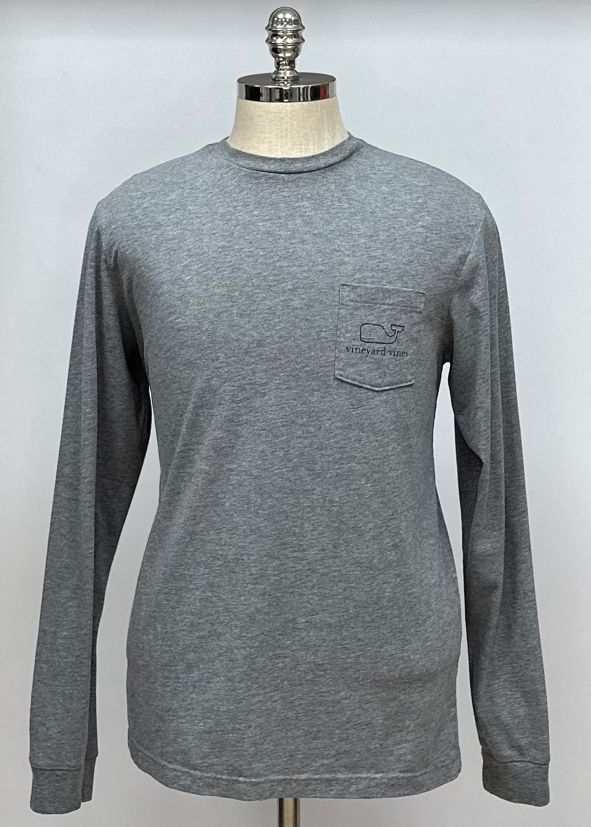 Camiseta cuello redondo Vineyard Vines 🐳 color gris oscuro con Diseño de ballena en bolsillo Talla Medium