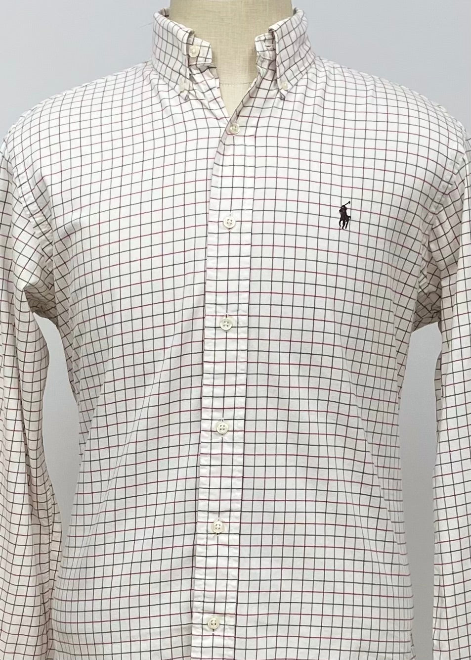 Camisa Polo Ralph Lauren 🏇🏼 color blanco con patrón de cuadros rojo y verde oscuro Talla M Entalle clásico