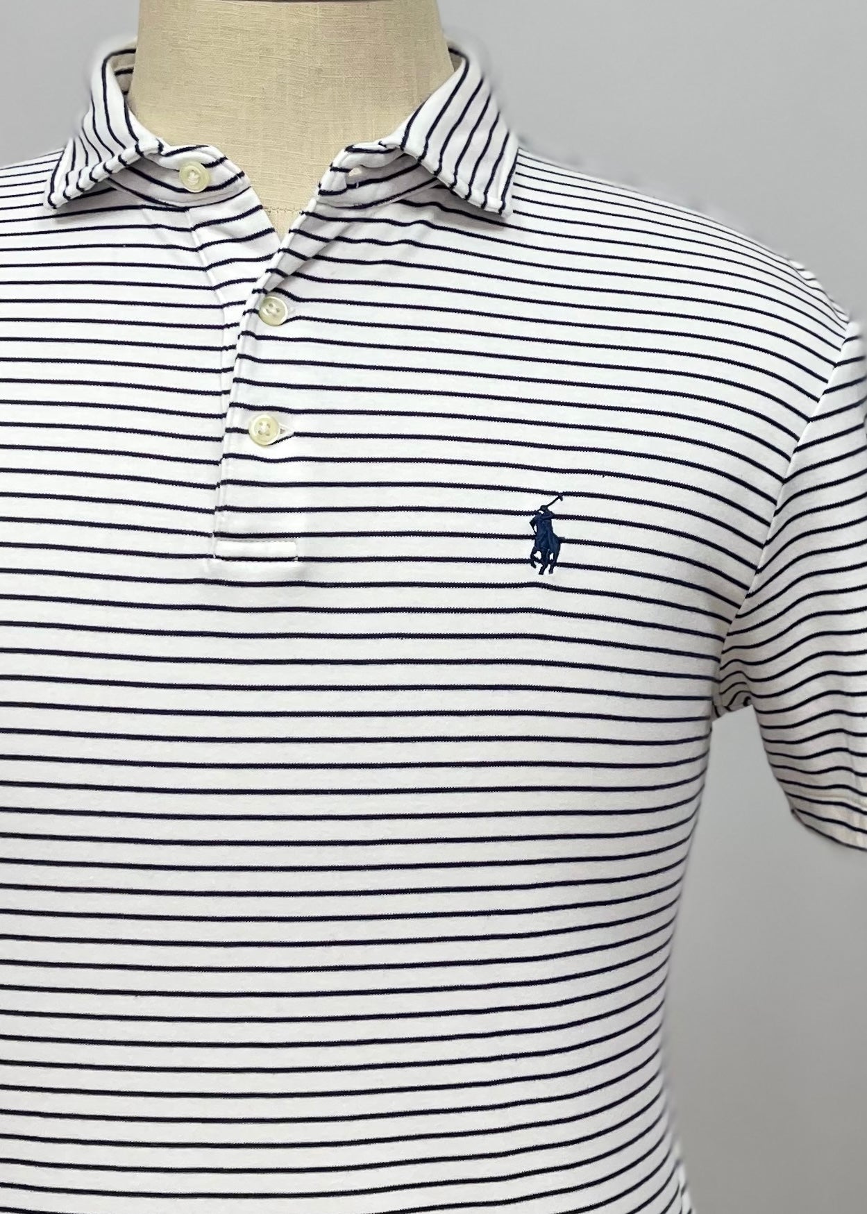 Camiseta Polo Ralph Lauren 🏇🏼color blanco con patrón de rayas en color negro Talla M Entalle Regular