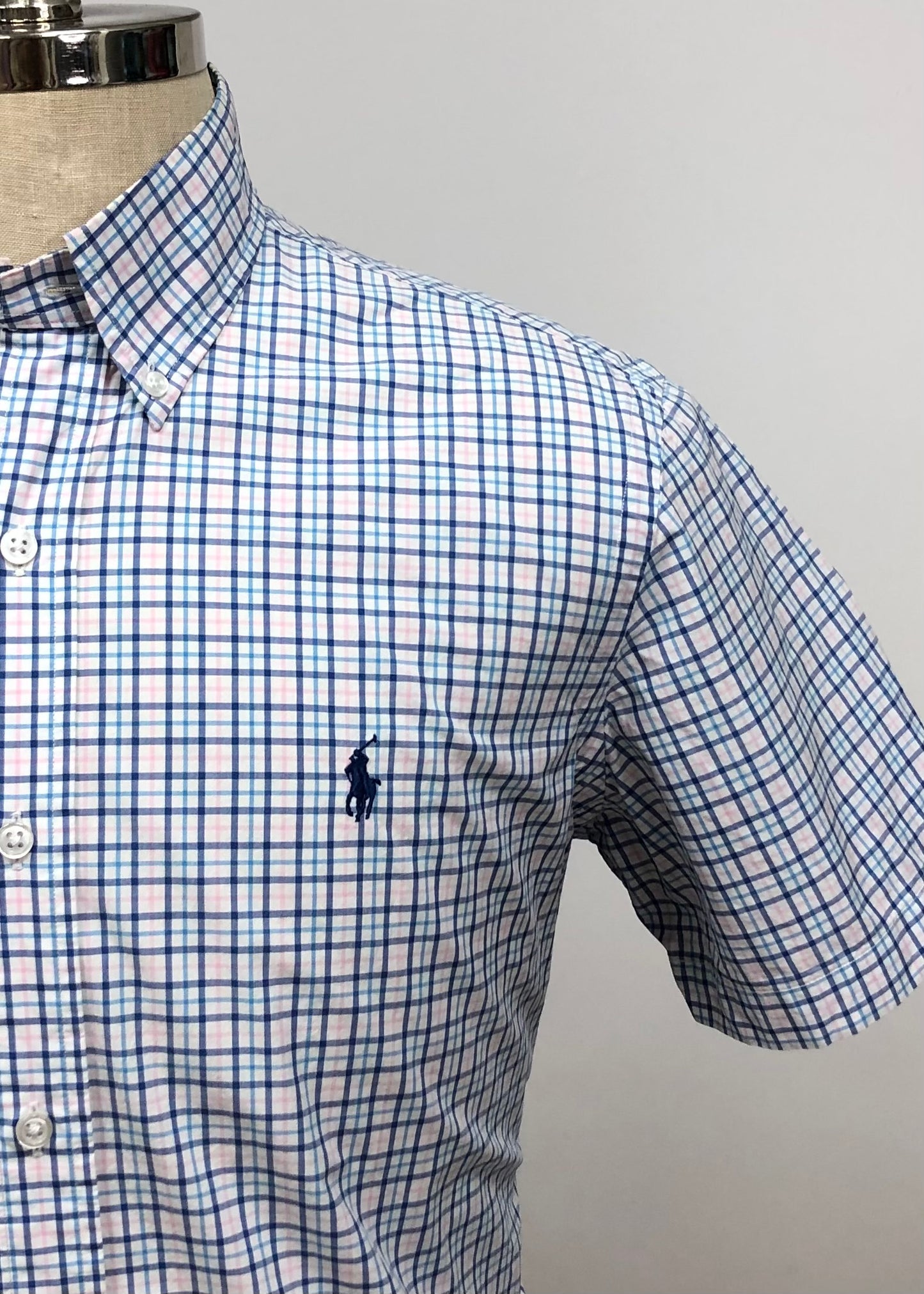 Camisa Polo Ralph Lauren 🏇🏼 color blanco con patrón de cuadros azul y rosado Talla M Entalle Regular