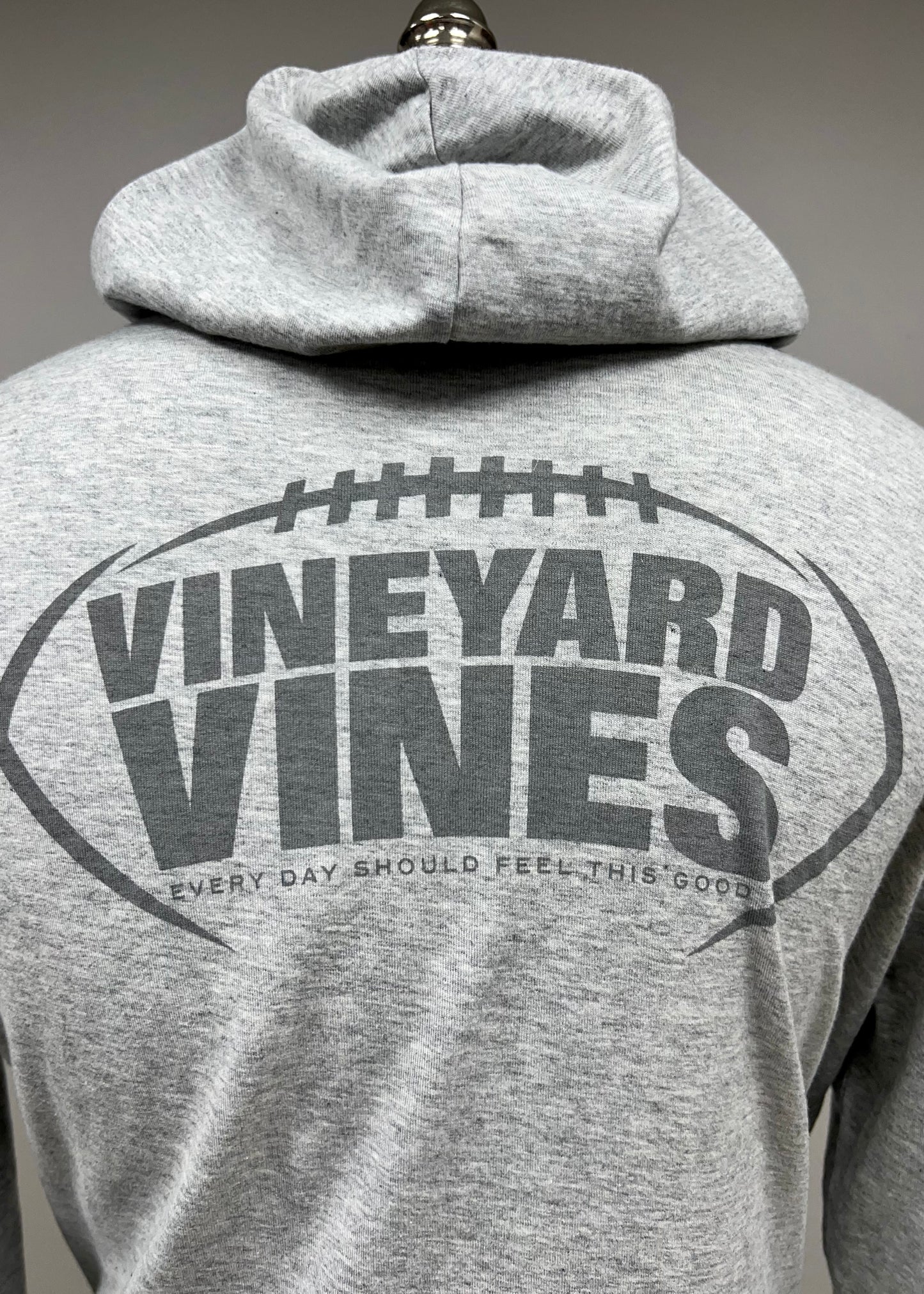 Camiseta con capucha Vineyard Vines 🐳 color gris con Diseño de Fútbol americano en bolsillo Talla Medium