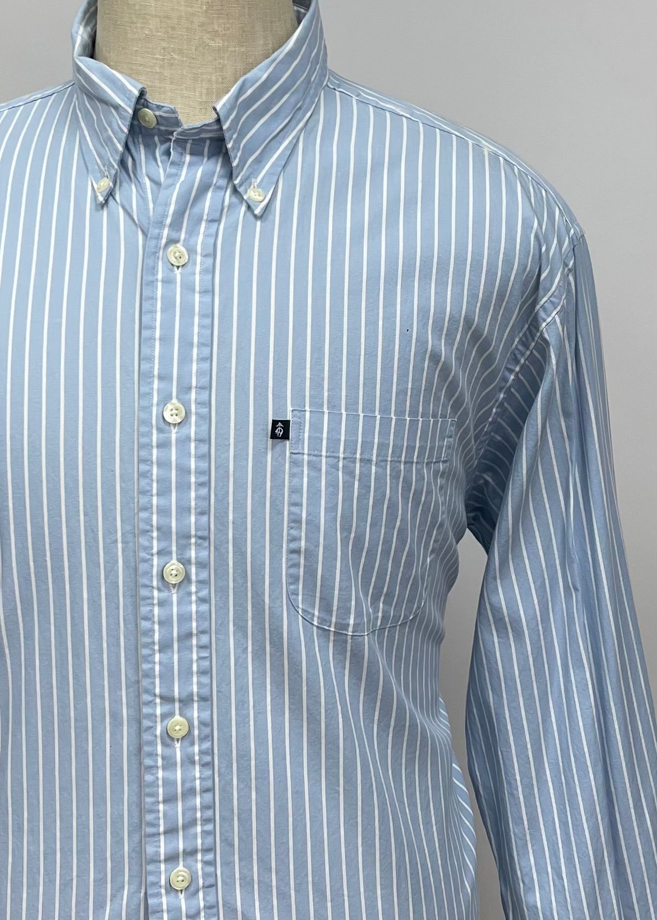 Camisa Brooks Brothers 🐑 con patron de rayas en celeste y blanco Talla L Entalle Regular (ver descripción)