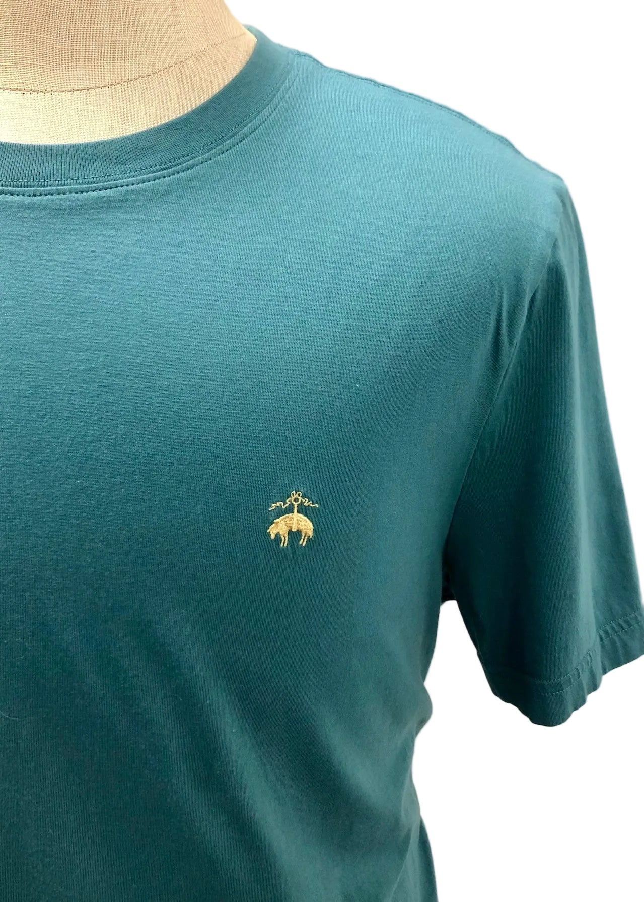 Camiseta cuello redondo Brooks Brothers 🐑 color verde esmeralda y logo dorado Talla XL