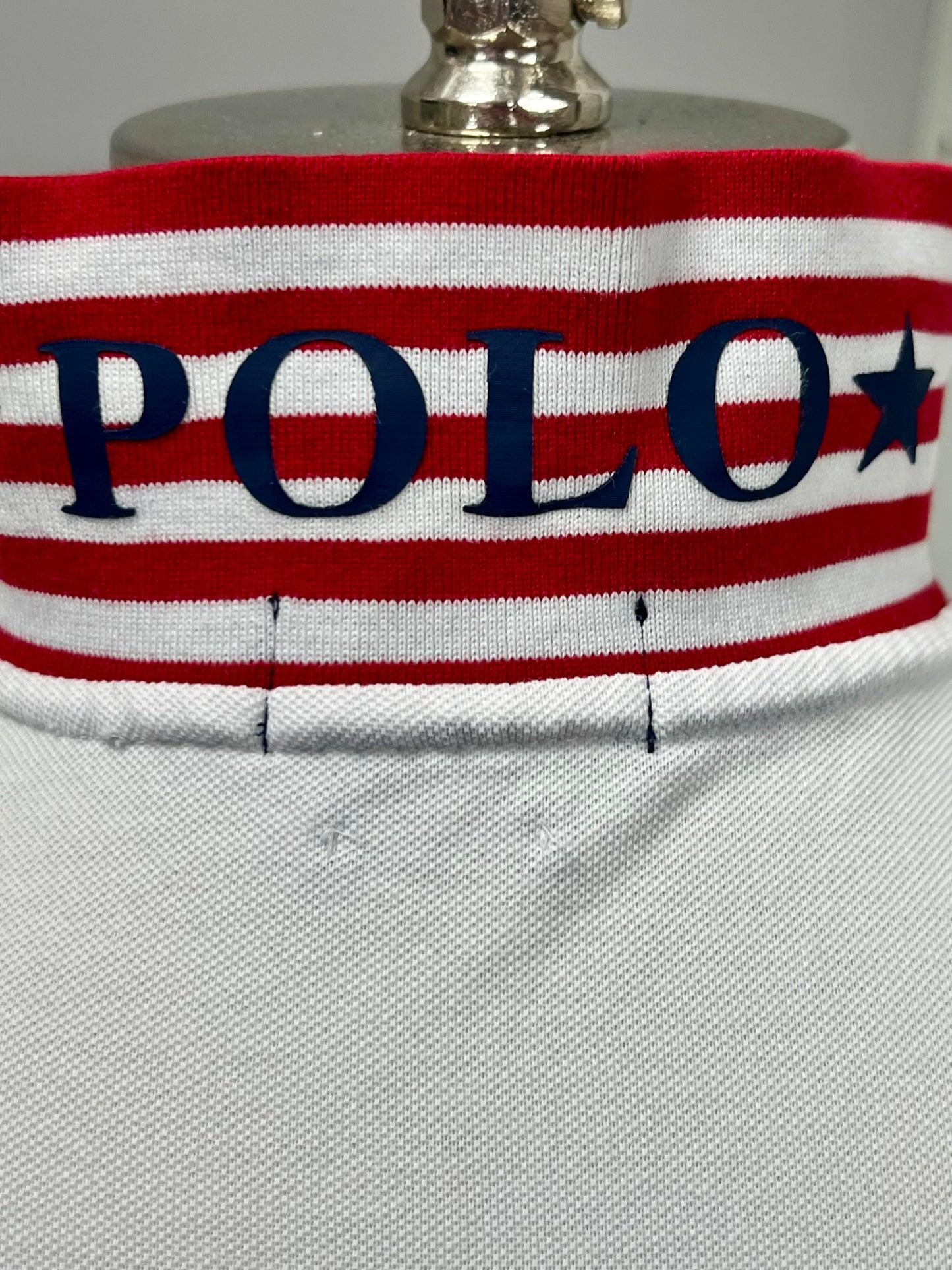 Camiseta Polo Ralph Lauren 🏇🏼 color blanco con diseño en azul y rojo Talla L Entalle Clásico