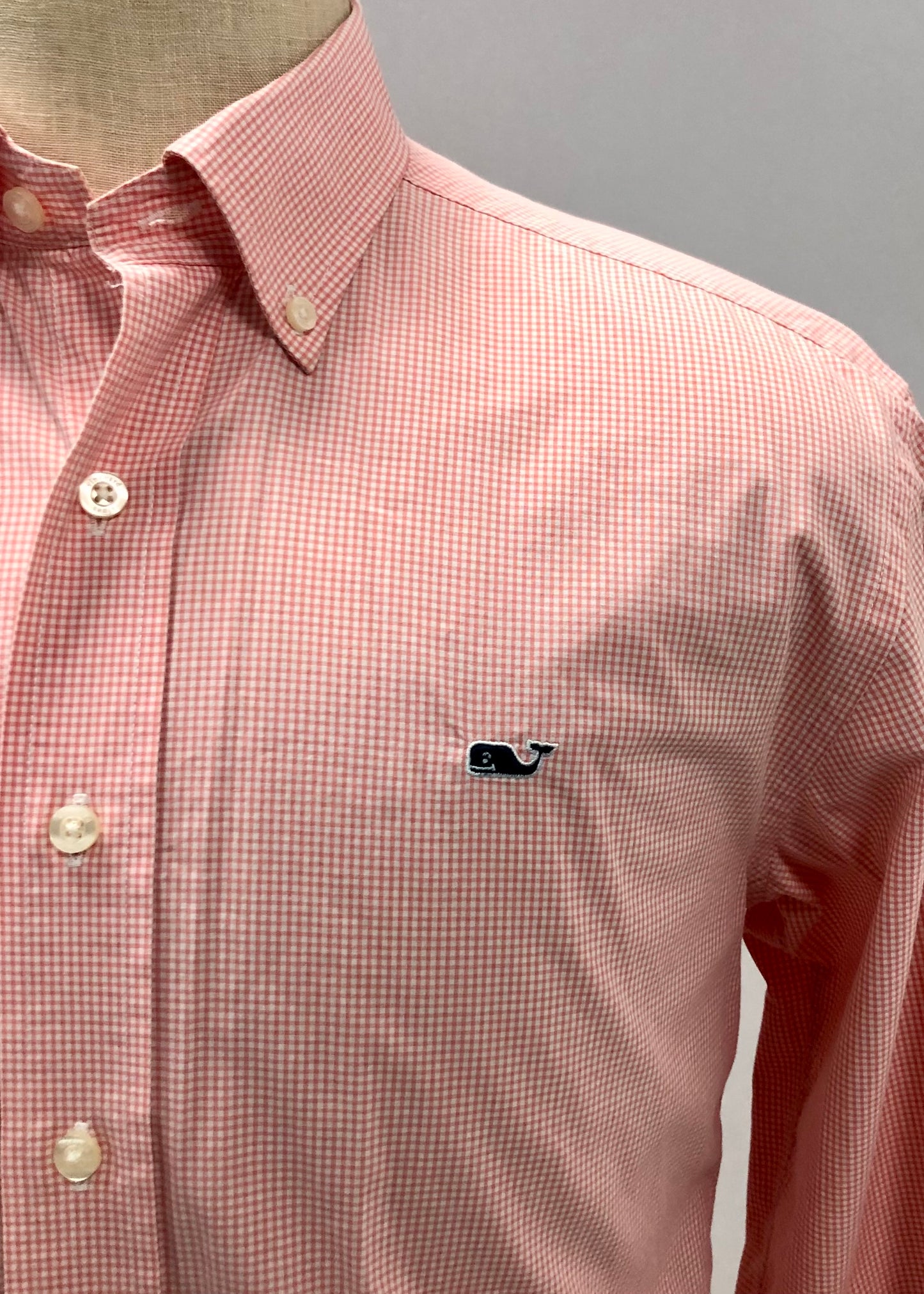 Camisa de botones Vineyard Vines 🐳 de cuadros finos en color rosado y blanco Talla M Entalle Regular