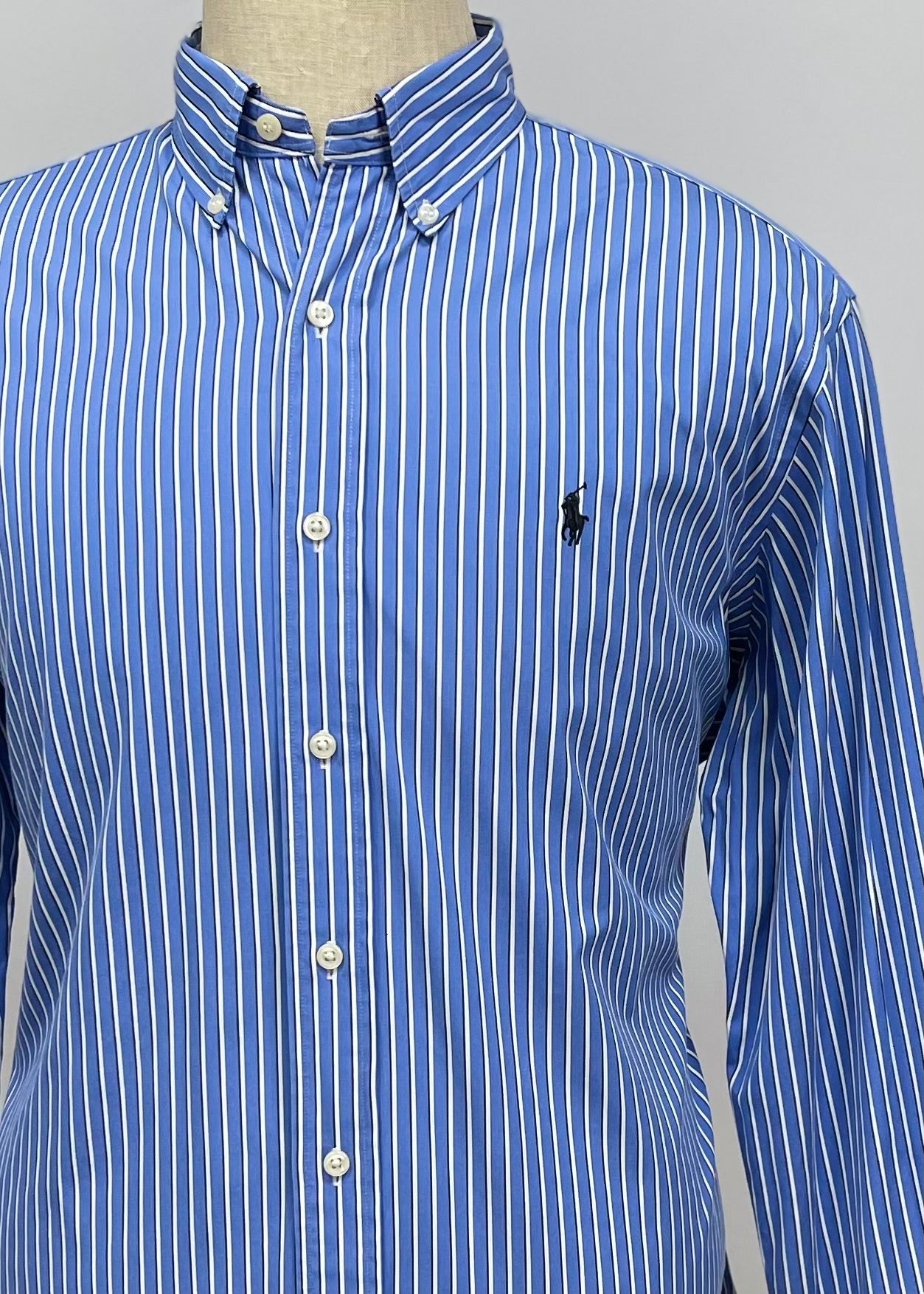 Camisa Polo Ralph Lauren 🏇🏼 con patron de rayas en color azul y blanco Talla L Entalle Clásico (ver descripción)