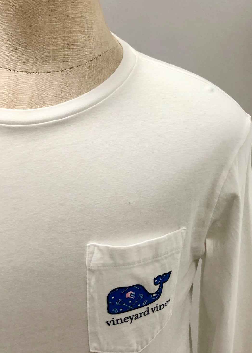 Camiseta cuello redondo Vineyard Vines 🐳 color blanco con Diseño de ballena en azul Talla M