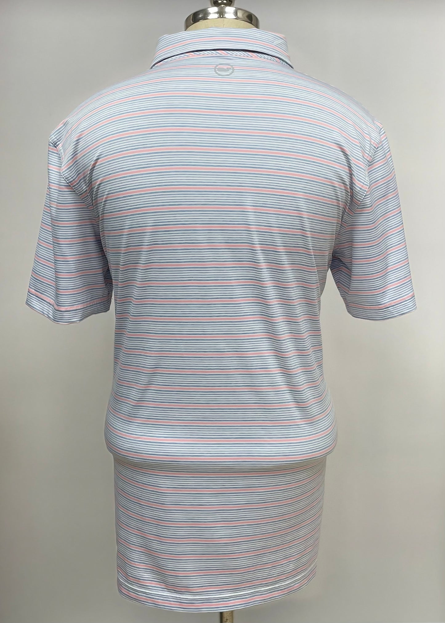 Camiseta Polo Vineyard Vines 🐳 Tela performance color blanco con rayas en color gris y rosado Talla L Entalle Regular