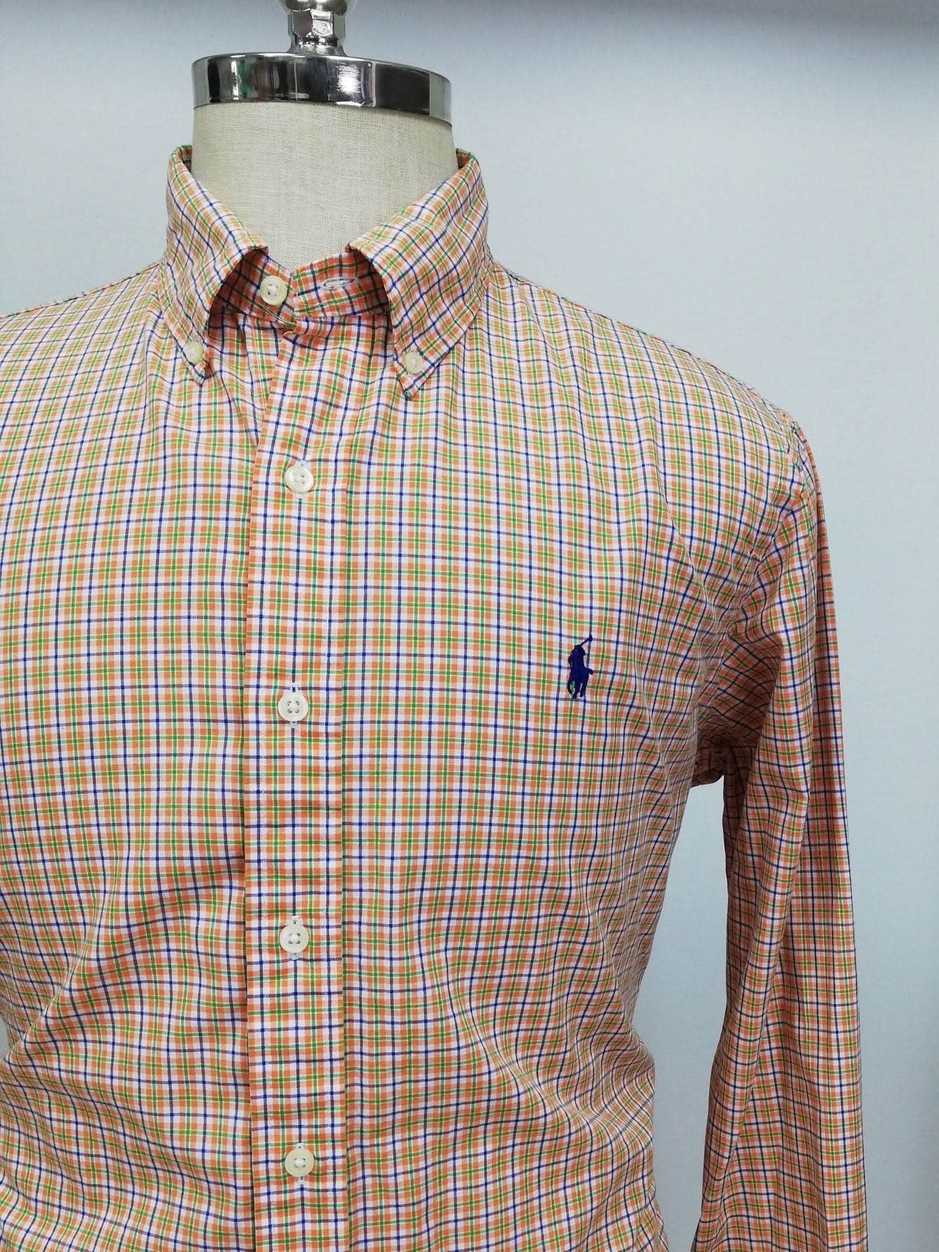 Camisa Polo Ralph Lauren 🏇🏼 color blanco con patrón de cuadros naranja, verde y azul Talla L Entalle Regular