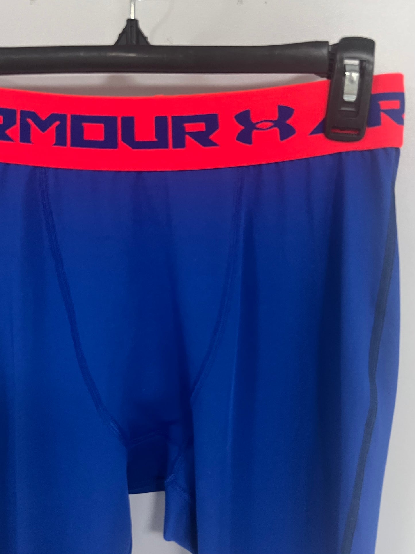Malla de entrenamiento licra Under Armour 🏋🏽 Pro Dri-FIT para hombre en Color azul intenso y cintura rosado neón Talla L