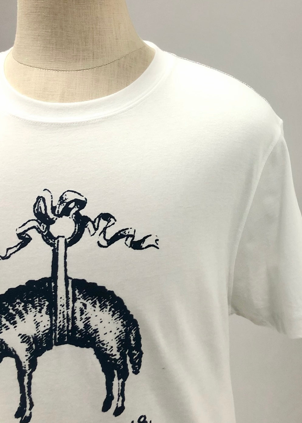 Camiseta cuello redondo Brooks Brothers 🐑 color blanco y logo en azul navy Talla XL