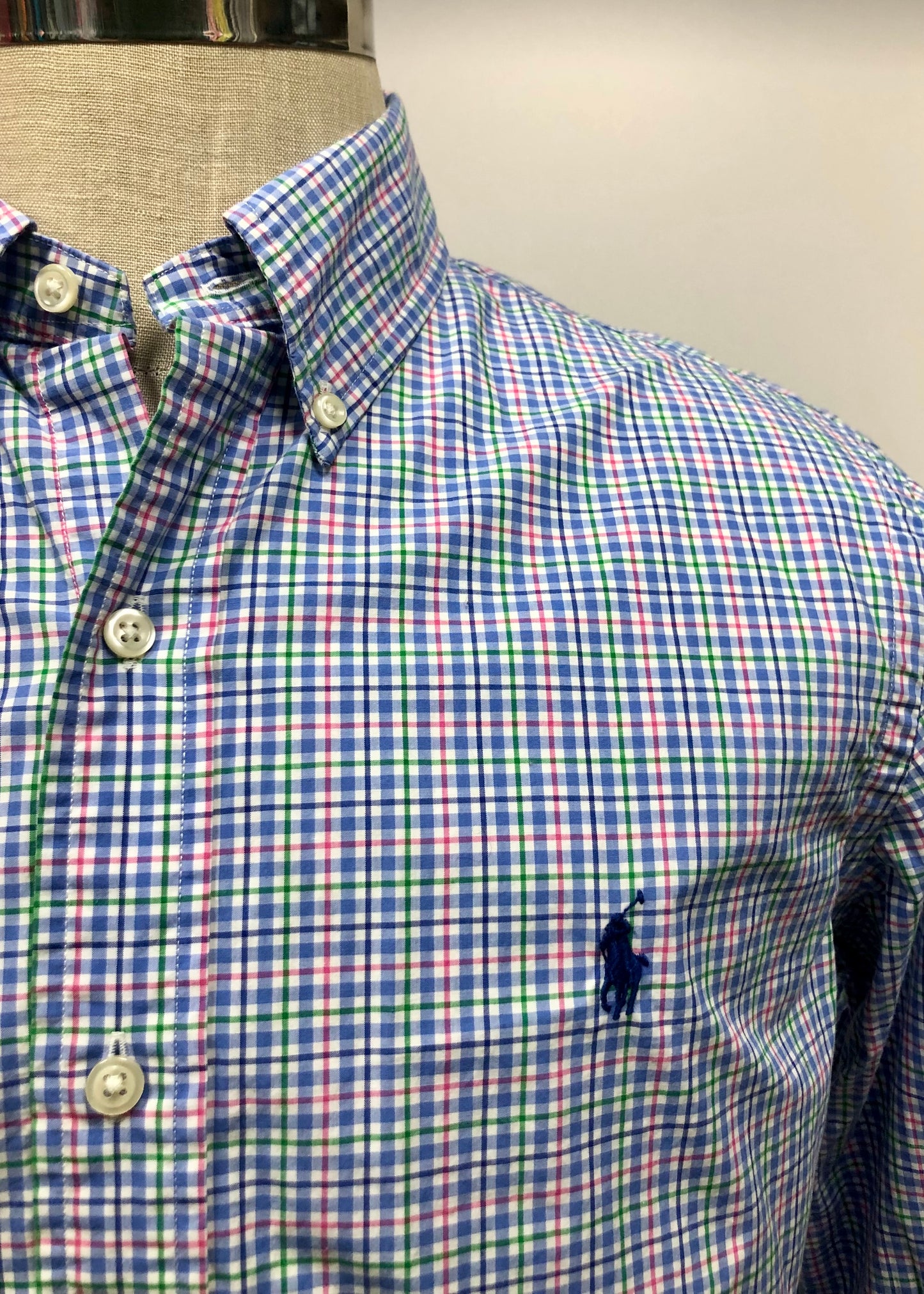 Camisa Polo Ralph Lauren 🏇🏼 color blanco con patron de cuadros rosado, verde y celeste Talla M Entalle Regular