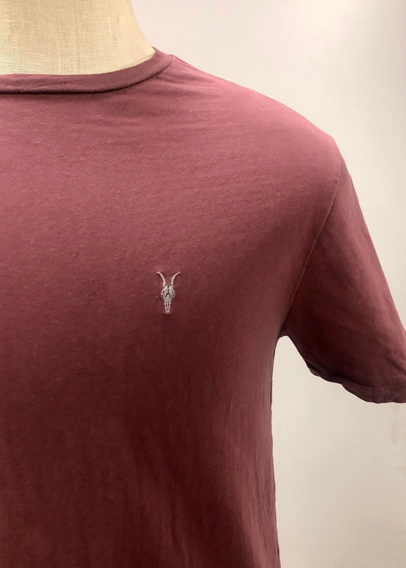 Camiseta cuello redondo AllSaints 🦌 color blanco y rayas en color rojo oscuro Talla S Entalle Regular (ver descripción)