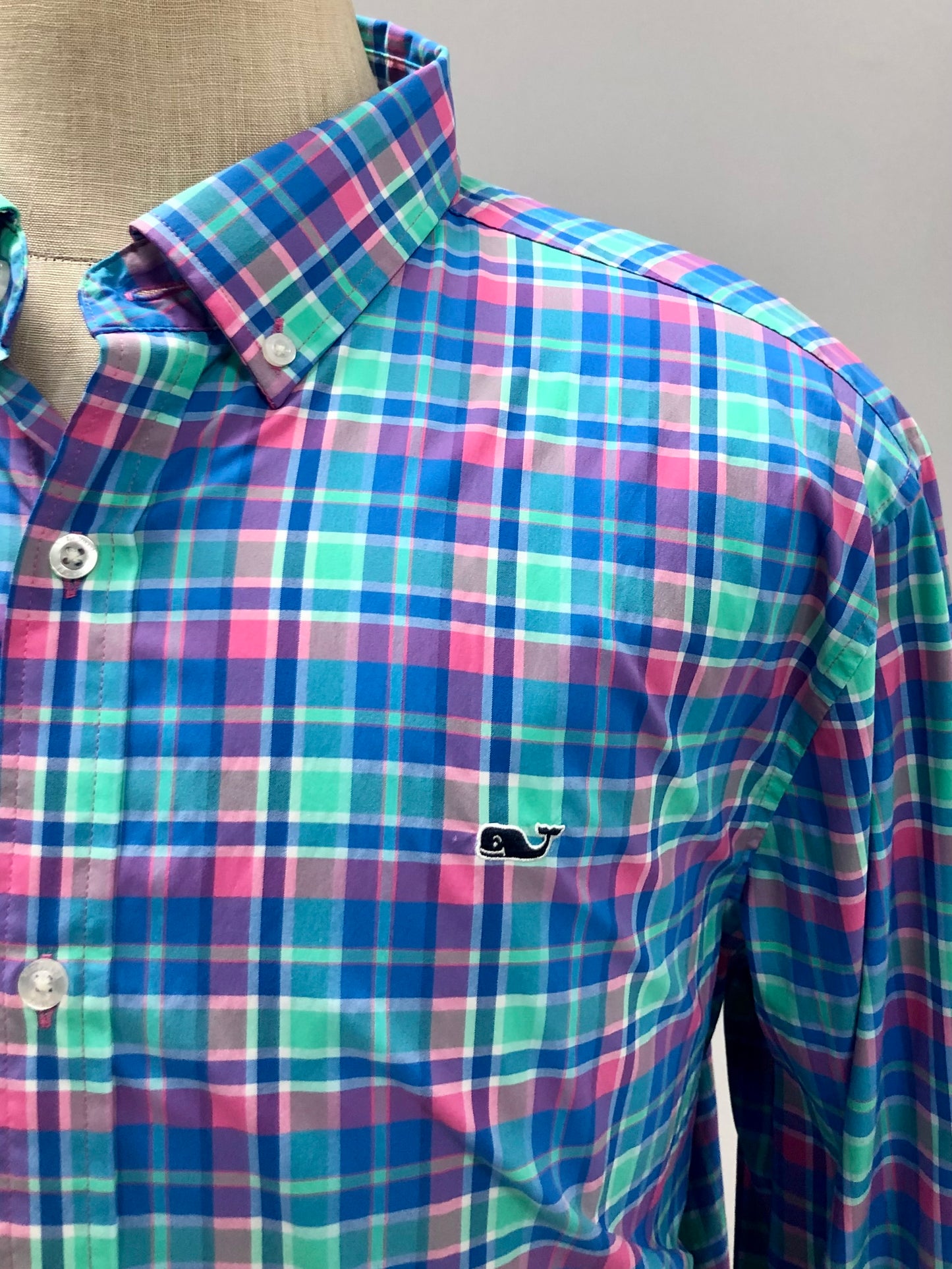 Camisa de botones Vineyard Vines 🐳 Performance con patrón de cuadros en color rosado, celeste y azul Talla XL Entalle Regular