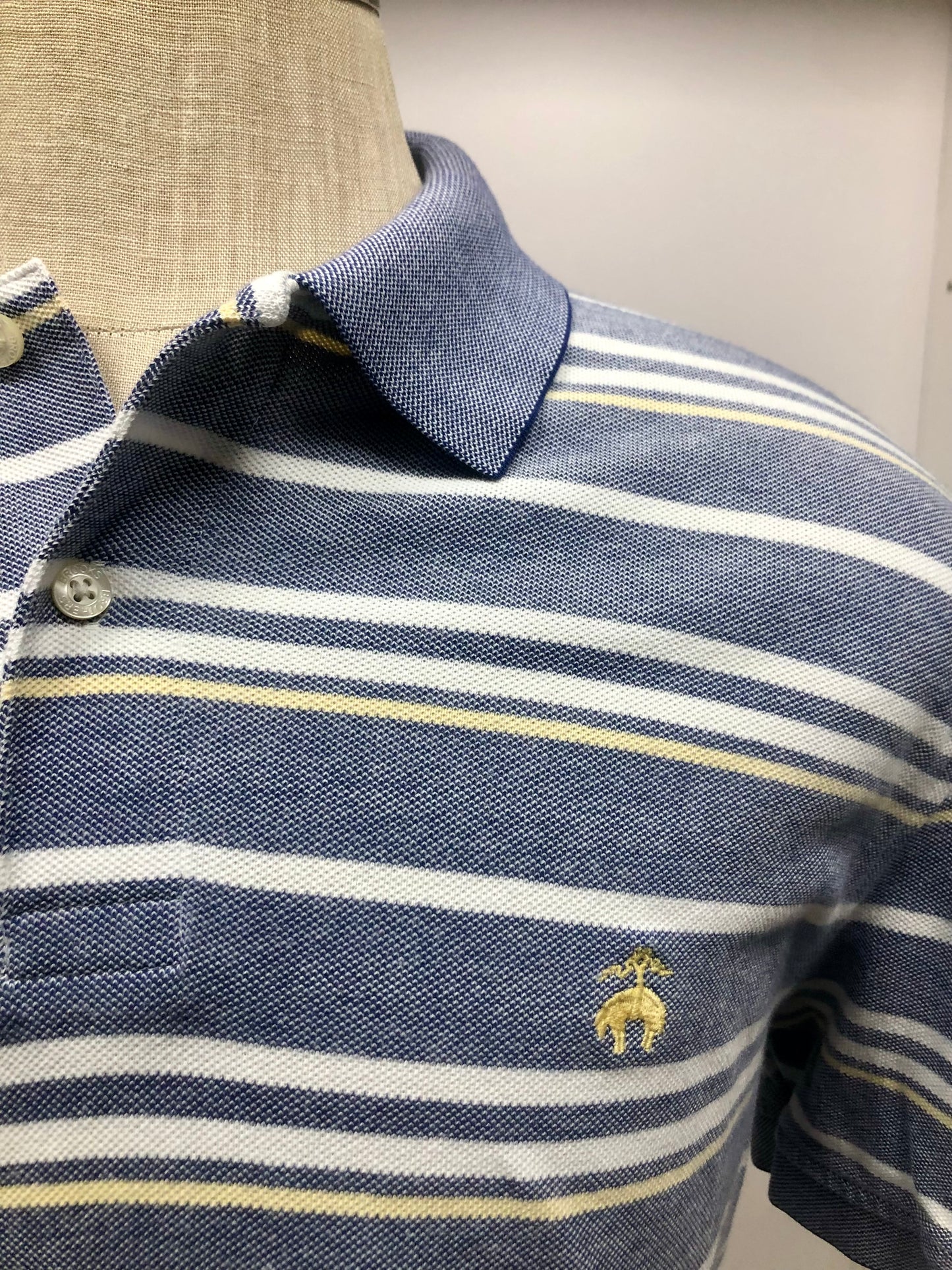 Camiseta Polo Brooks Brothers 🐑 color gris con patrón de rayas en color blanco y amarillo Talla XL Entalle Slim Fit