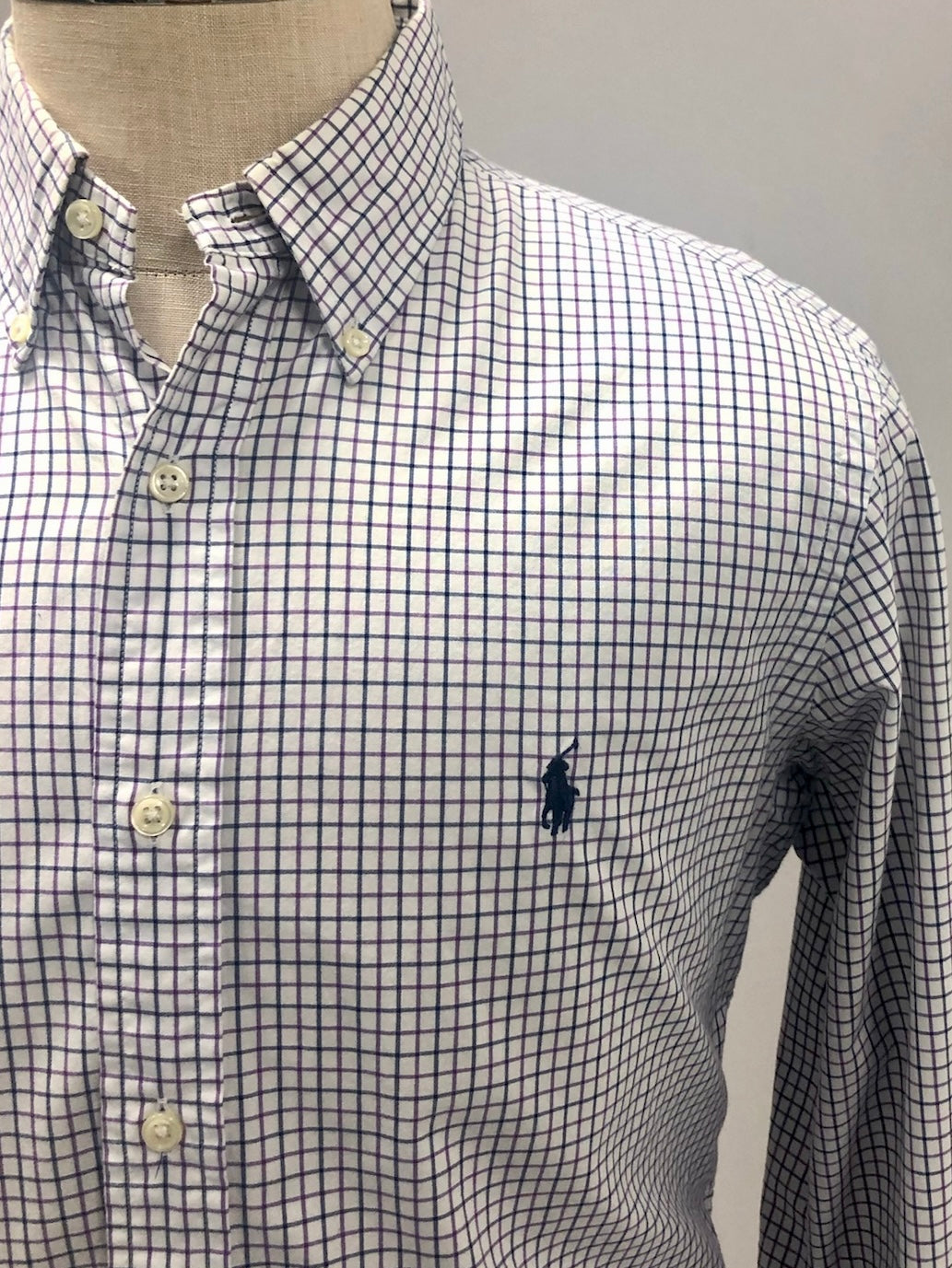 Camisa Polo Ralph Lauren 🏇🏼 color blanco con patron de cuadro azul y morado Talla M Entalle Custom Fit
