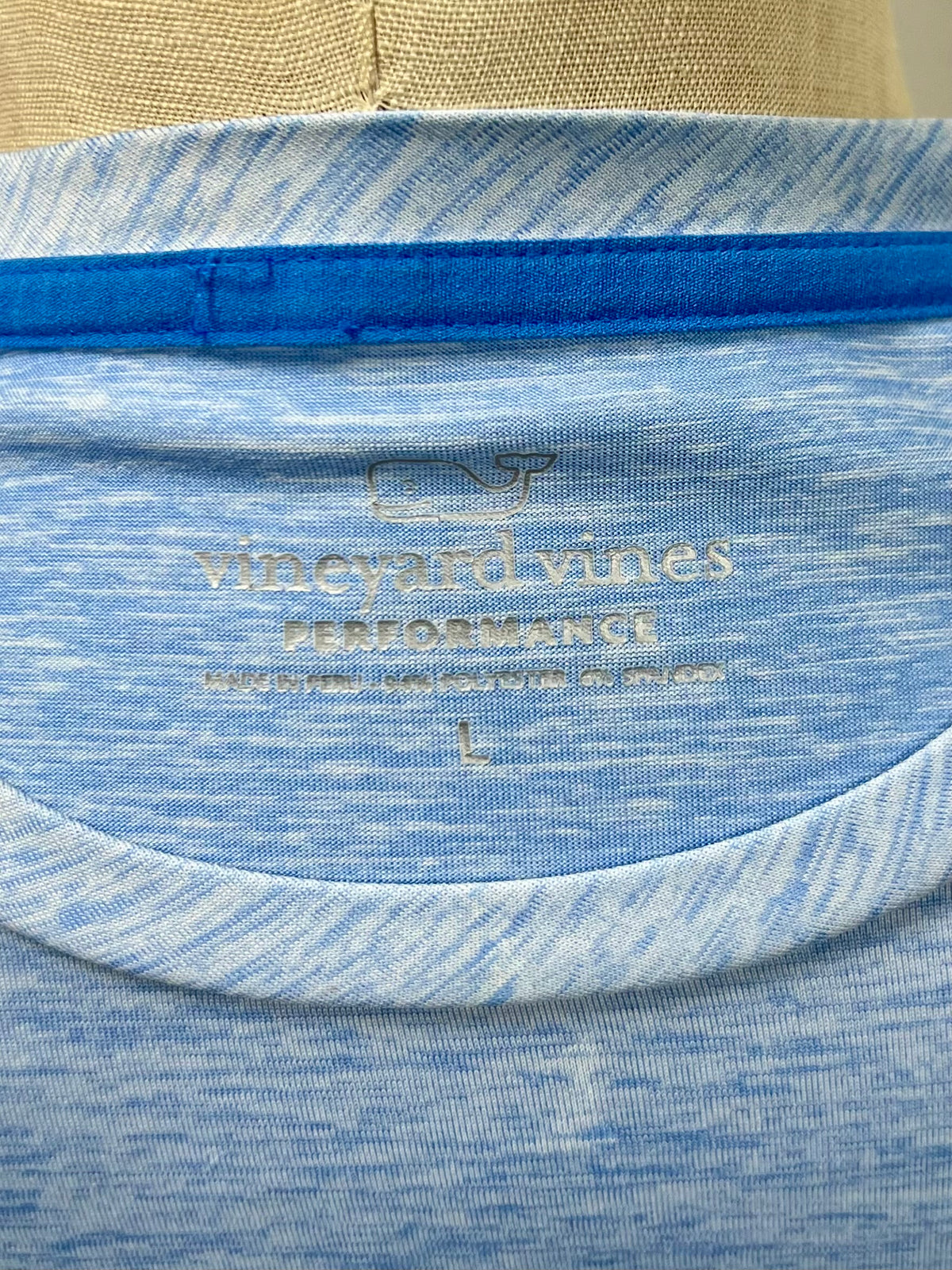 Camiseta cuello redondo Vineyard Vines 🐳 Performance color celeste con Diseño de ballena Talla L