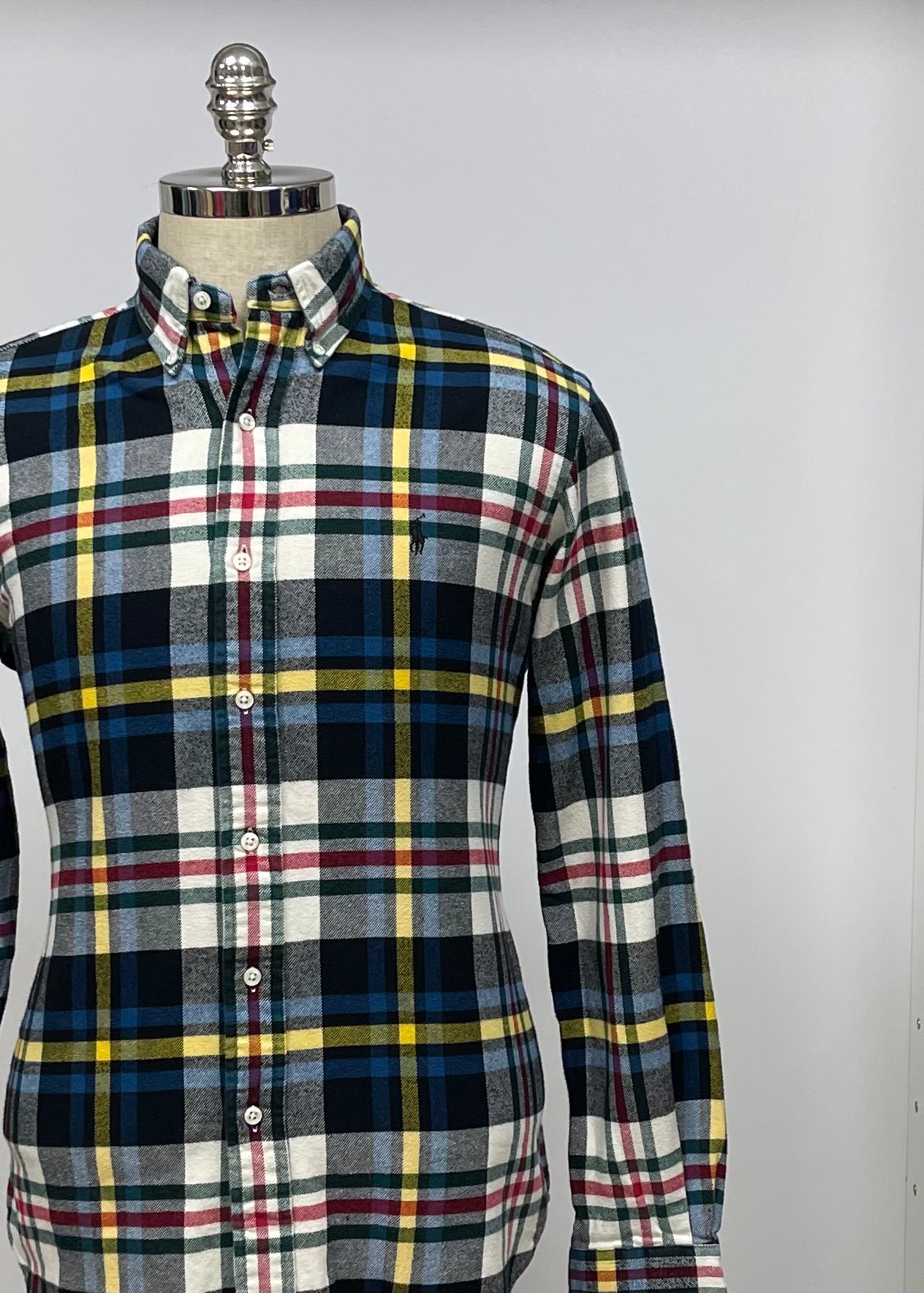 Camisa Polo Ralph Lauren 🏇🏼 color blanco con patrón de cuadros tartán rojo verde, amarillo y azul Talla M Entalle Clásico