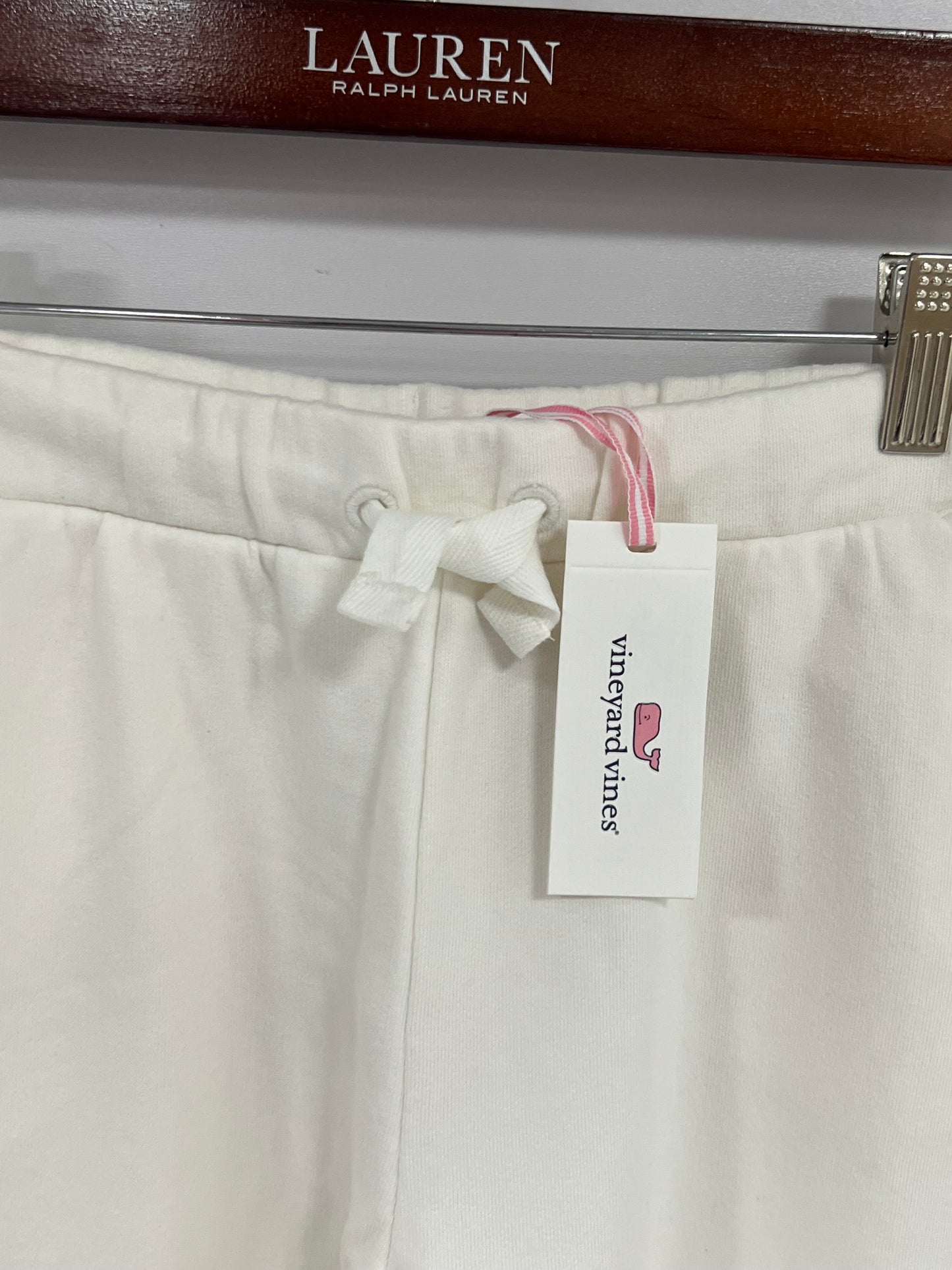 Conjunto de Sueter y pantalón de niña Vineyard Vines 🐳 color blanco con logo rosado Talla S (8-10)