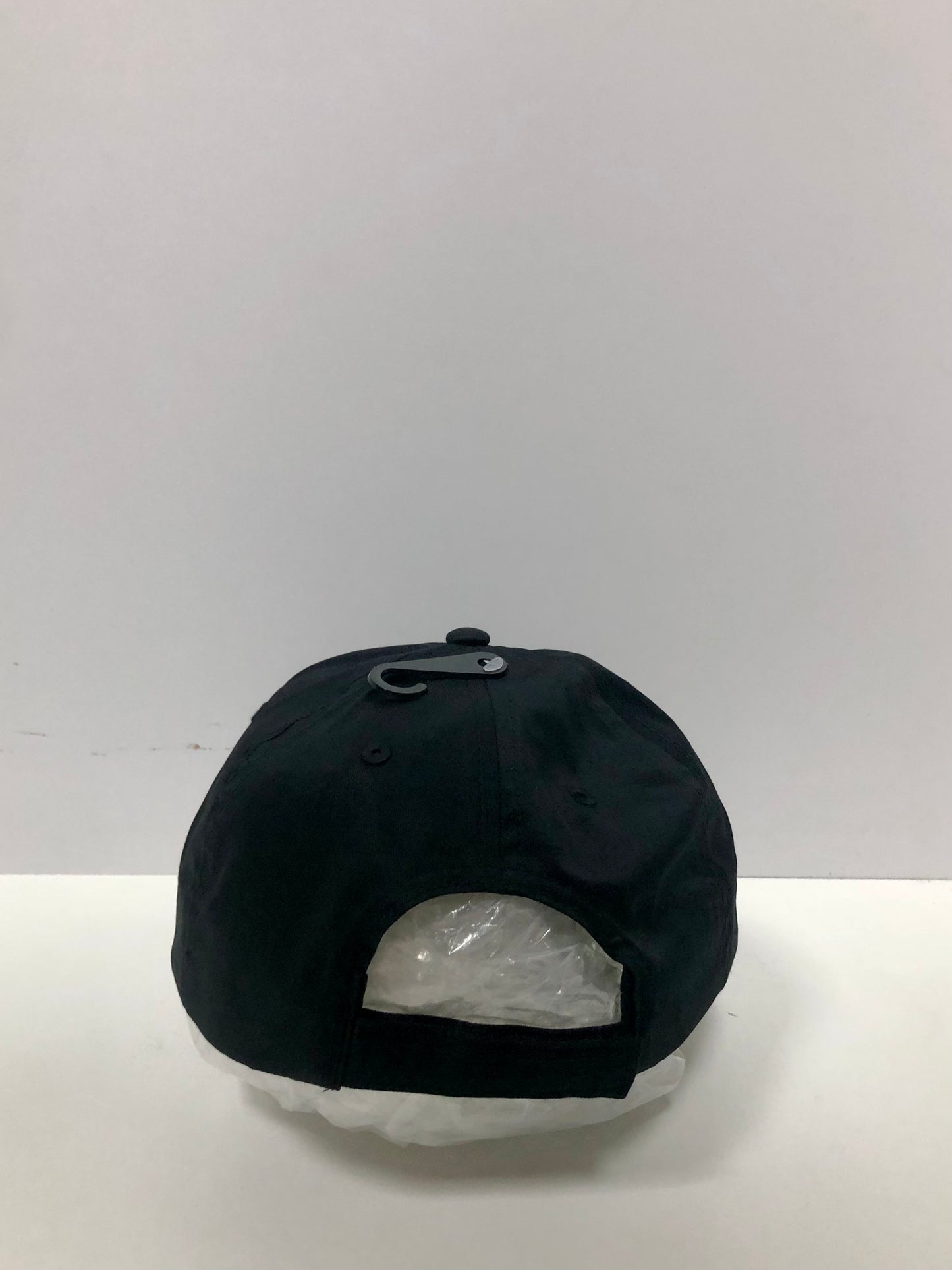 Gorra Alo🧘🏻‍♀️ color negro con cierre de velcro