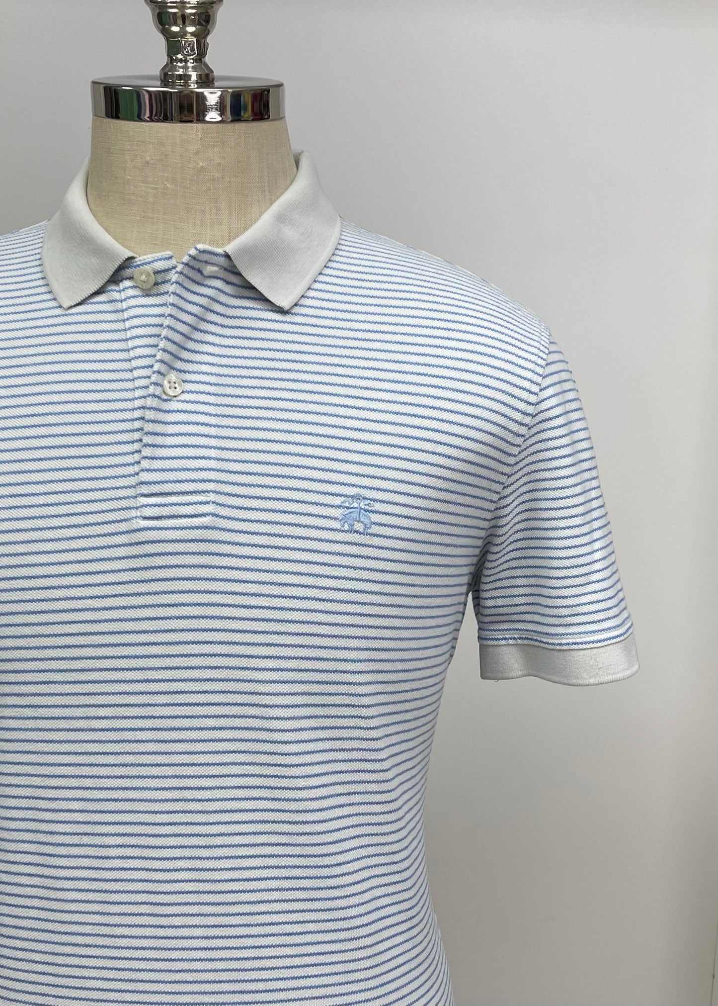 Camiseta Polo Brooks Brothers 🐑 color blanco con patrón de rayas en color celeste Talla L Entalle Regular