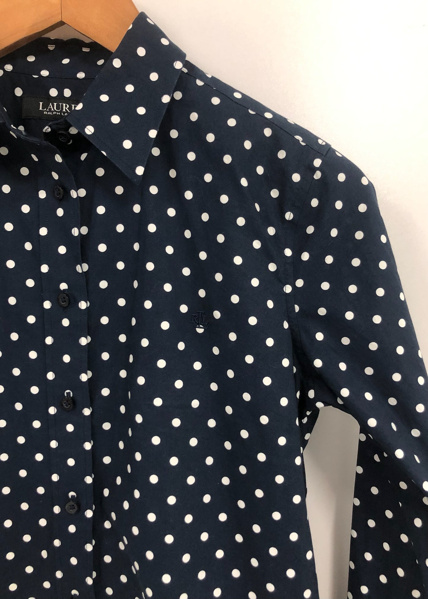 Camisa de mujer Polo Ralph Lauren 🏇🏼 Color negro con puntos en color blanco Talla S Entalle Regular