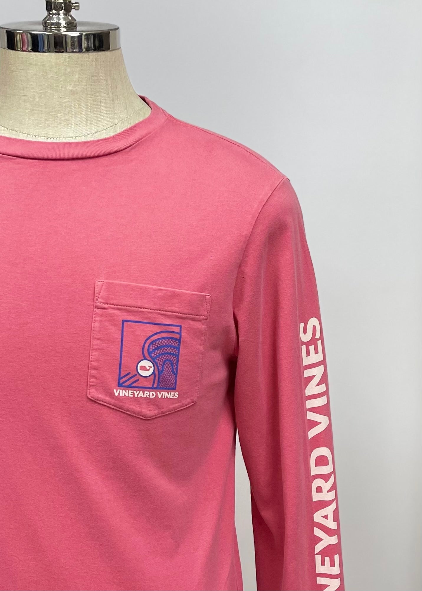 Camiseta de bolsillo Vineyard Vines 🐳 color rosado con Diseño Every Game Talla Small