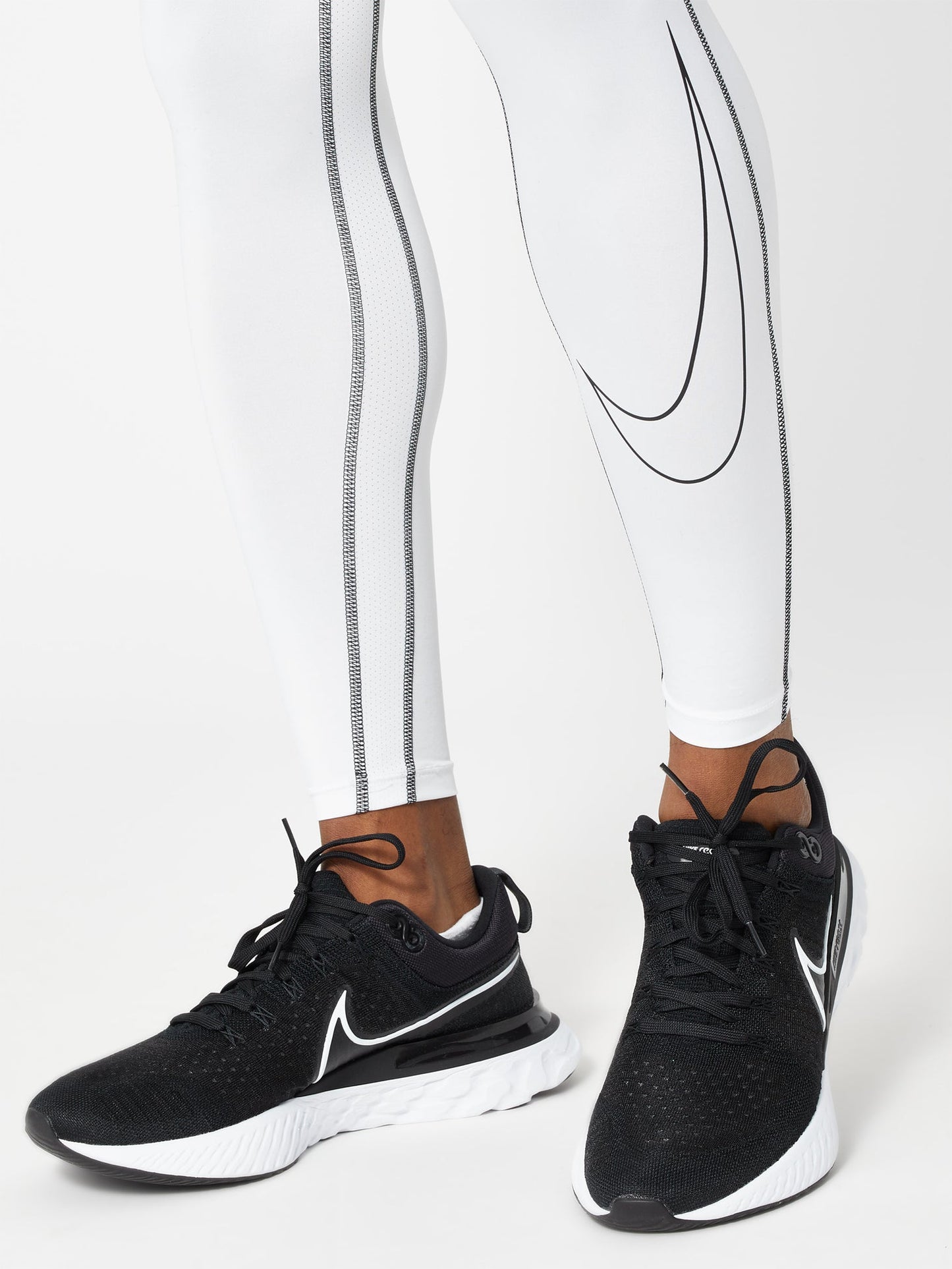 Mallas de entrenamiento Nike ✔️ Pro Dri-FIT para hombre en Color blanco y cintura en negro Talla L, XL y XXL