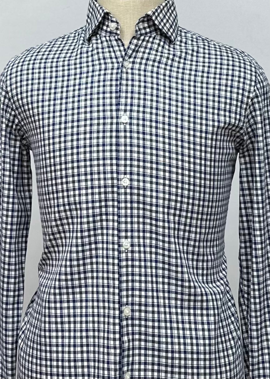 Camisa de botones Hugo Boss 🇩🇪 color blanco con patrón de cuadros azul y negro Talla M Entalle Slim Fit