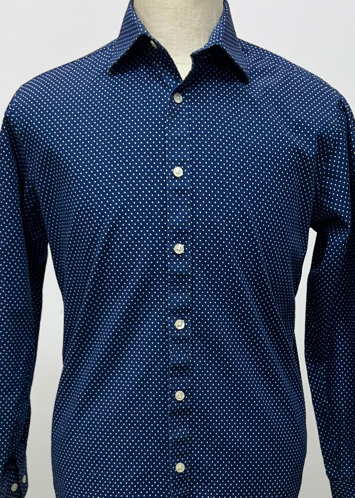 Camisa de botones Michael Kors 🇺🇸 color azul navy con puntos en blanco Talla M Entalle Slim Fit