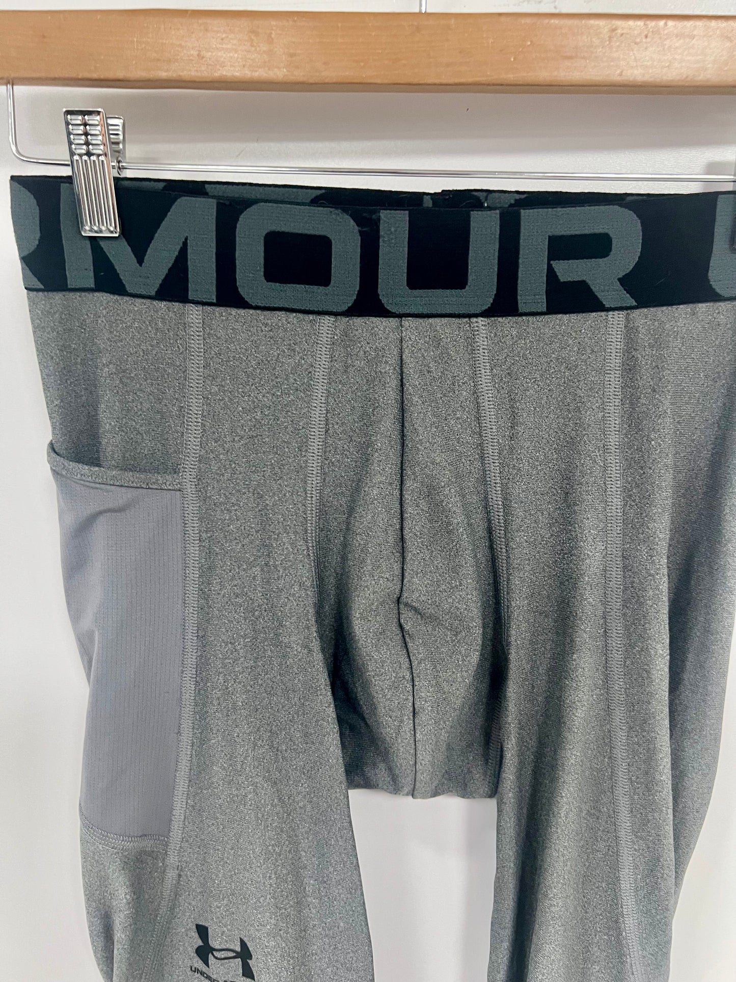 Malla de entrenamiento licra Under Armour 🏋🏽 Pro Dri-FIT 3/4 para hombre en Color gris y cintura negro Talla M