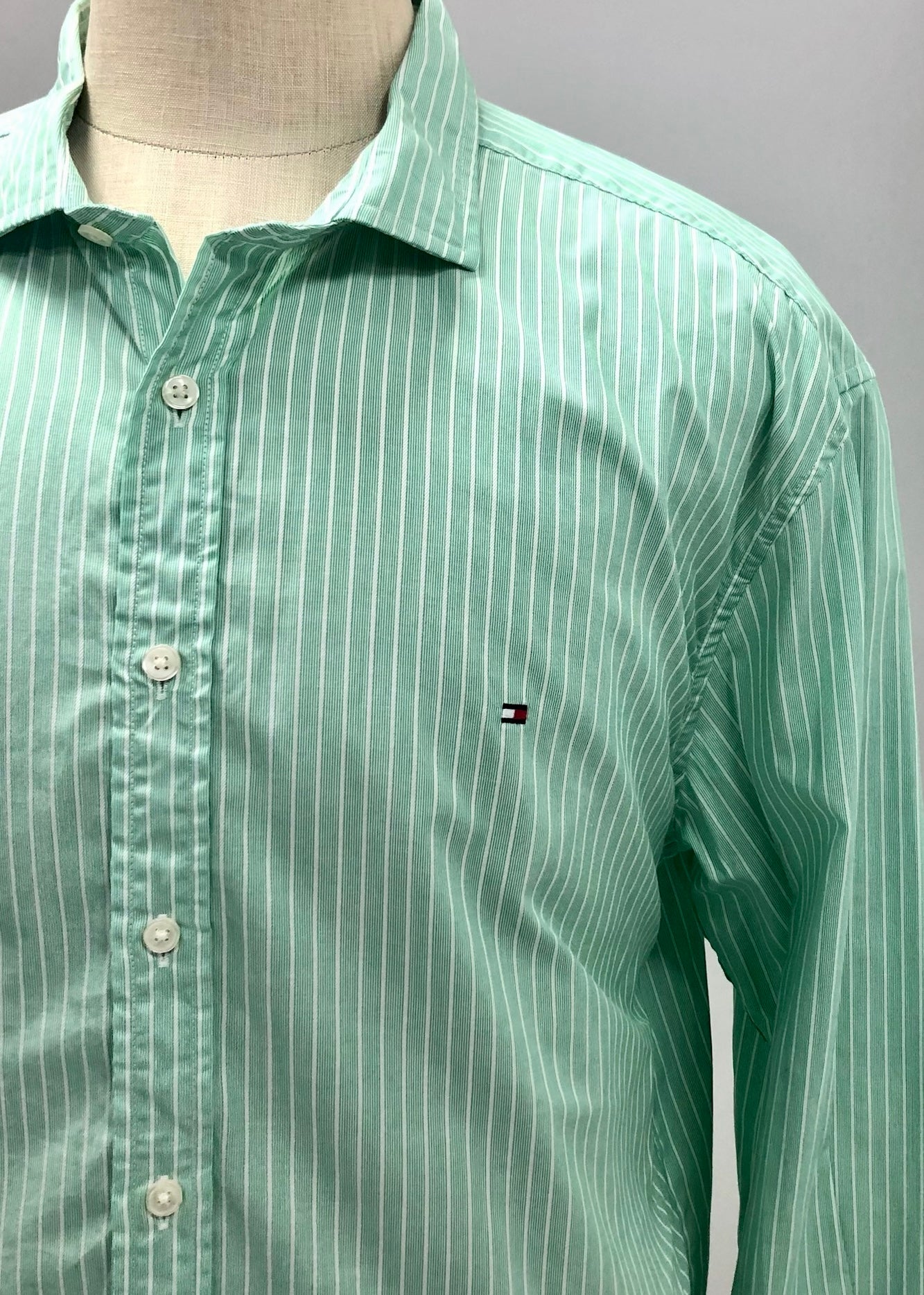 Camisa de botones Tommy Hilfiger 🇺🇸 color verde claro con patrón de rayas en color blanco Talla XXL Entalle Regular